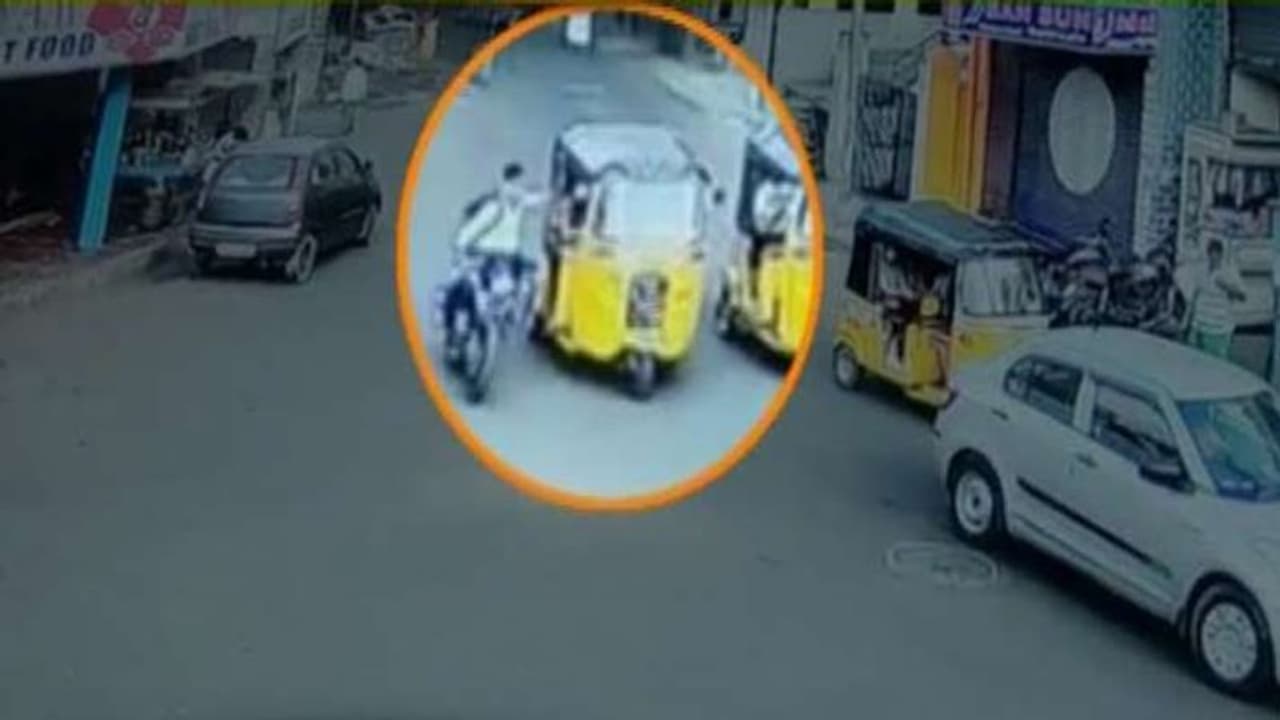 ബൈക്കിലെത്തിയവര്‍ മൊബൈൽ തട്ടിപ്പറിച്ചു, ഓ​ട്ടോയില്‍ നിന്ന്​ വീണ് യുവതിക്ക്​ ദാരുണാന്ത്യം