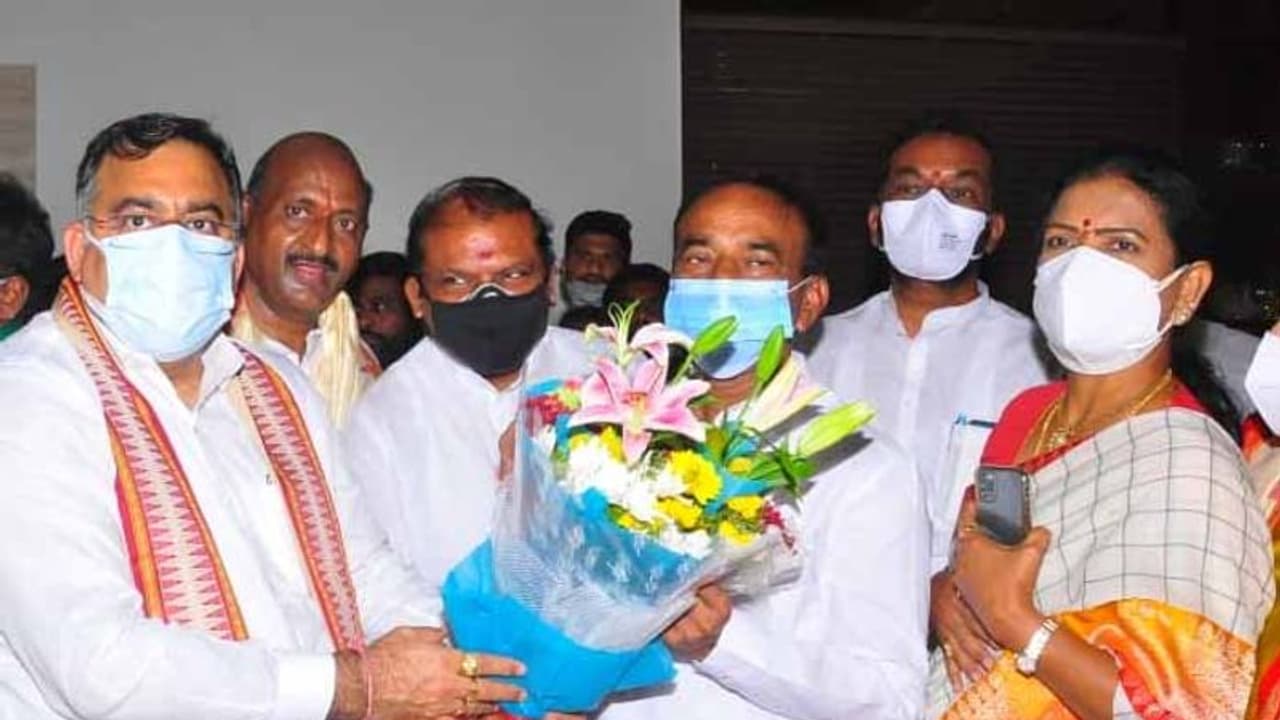 అహంకారానికి, ఆత్మాభిమానానికి మద్య యుద్ధం: కేసీఆర్పై తరుణ్చుగ్ అహంకారానికి, ఆత్మాభిమానానికి మద్య యుద్ధం: కేసీఆర్పై తరుణ్చుగ్