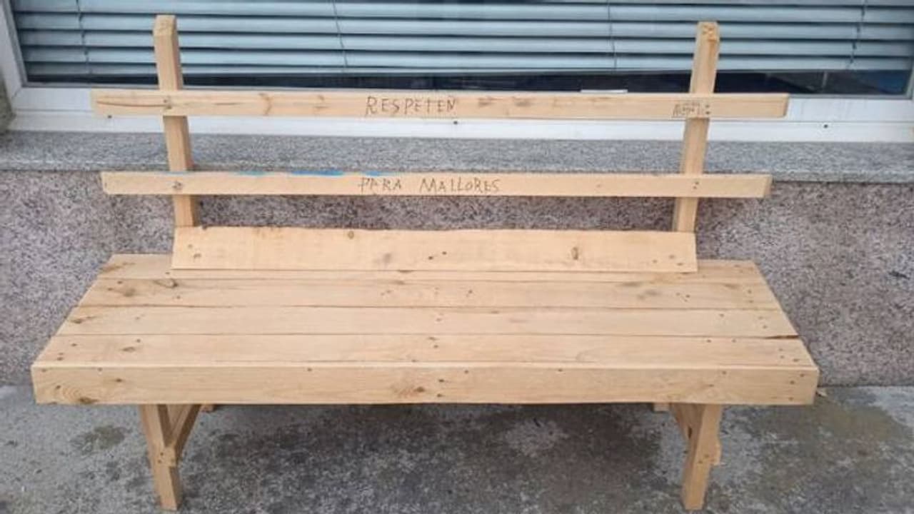 79 കാരിയായ ഭാര്യയ്ക്ക് നടത്തത്തിനിടെ വിശ്രമിക്കാനിടമില്ല, അരമണിക്കൂറിനുള്ളിൽ ബെഞ്ച് നിർമ്മിച്ച് ഭർത്താവ്! 79 കാരിയായ ഭാര്യയ്ക്ക് നടത്തത്തിനിടെ വിശ്രമിക്കാനിടമില്ല, അരമണിക്കൂറിനുള്ളിൽ ബെഞ്ച് നിർമ്മിച്ച് ഭർത്താവ്!