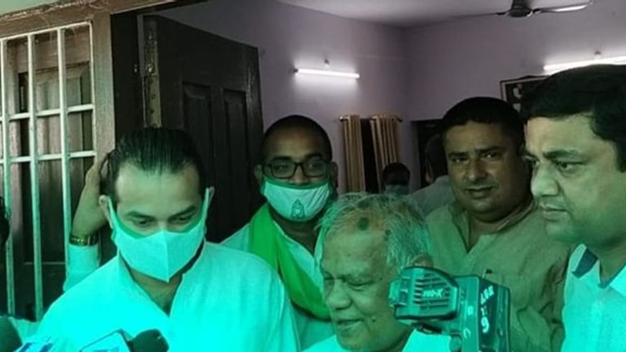 पिता के जन्मदिन पर जीतनराम मांझी से मिले तेज प्रताप, बंद कमरे में किए 40 मिनट बात पिता के जन्मदिन पर जीतनराम मांझी से मिले तेज प्रताप, बंद कमरे में किए 40 मिनट बात