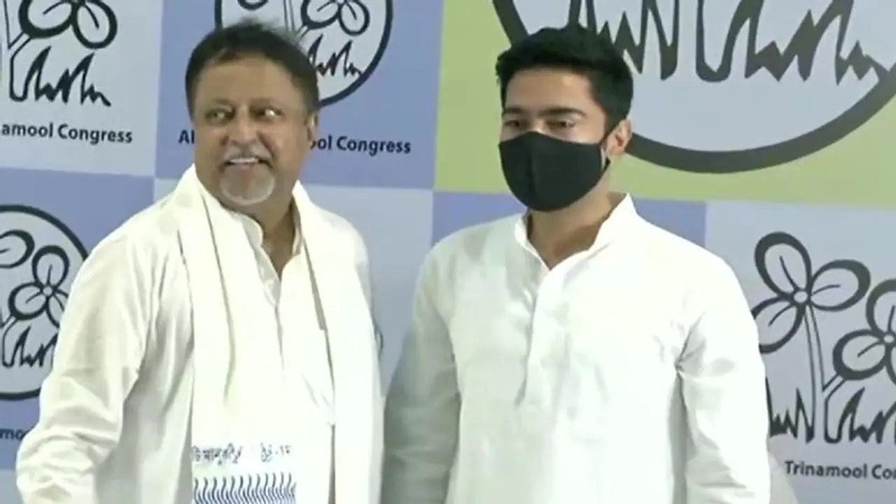 দল বদলাতেই বদলে গেল মুকুলের টুইটার, গেরুয়া থেকে হল নীল সাদা