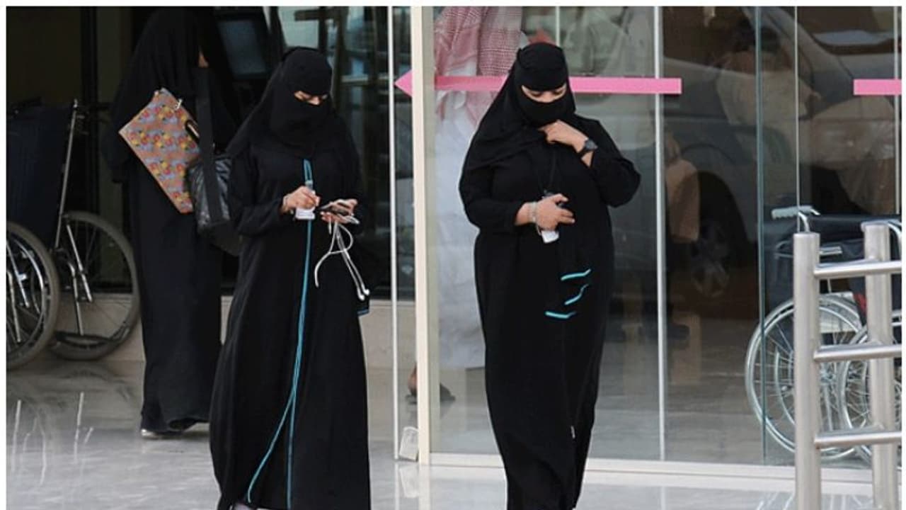 പുരുഷ രക്ഷിതാവിന്റെ സമ്മതമില്ലാതെ തനിച്ച് ജീവിക്കാന് സ്ത്രീകള്ക്ക് അനുമതി; ചരിത്രപരമായ തീരുമാനവുമായി സൗദി പുരുഷ രക്ഷിതാവിന്റെ സമ്മതമില്ലാതെ തനിച്ച് ജീവിക്കാന് സ്ത്രീകള്ക്ക് അനുമതി; ചരിത്രപരമായ തീരുമാനവുമായി സൗദി