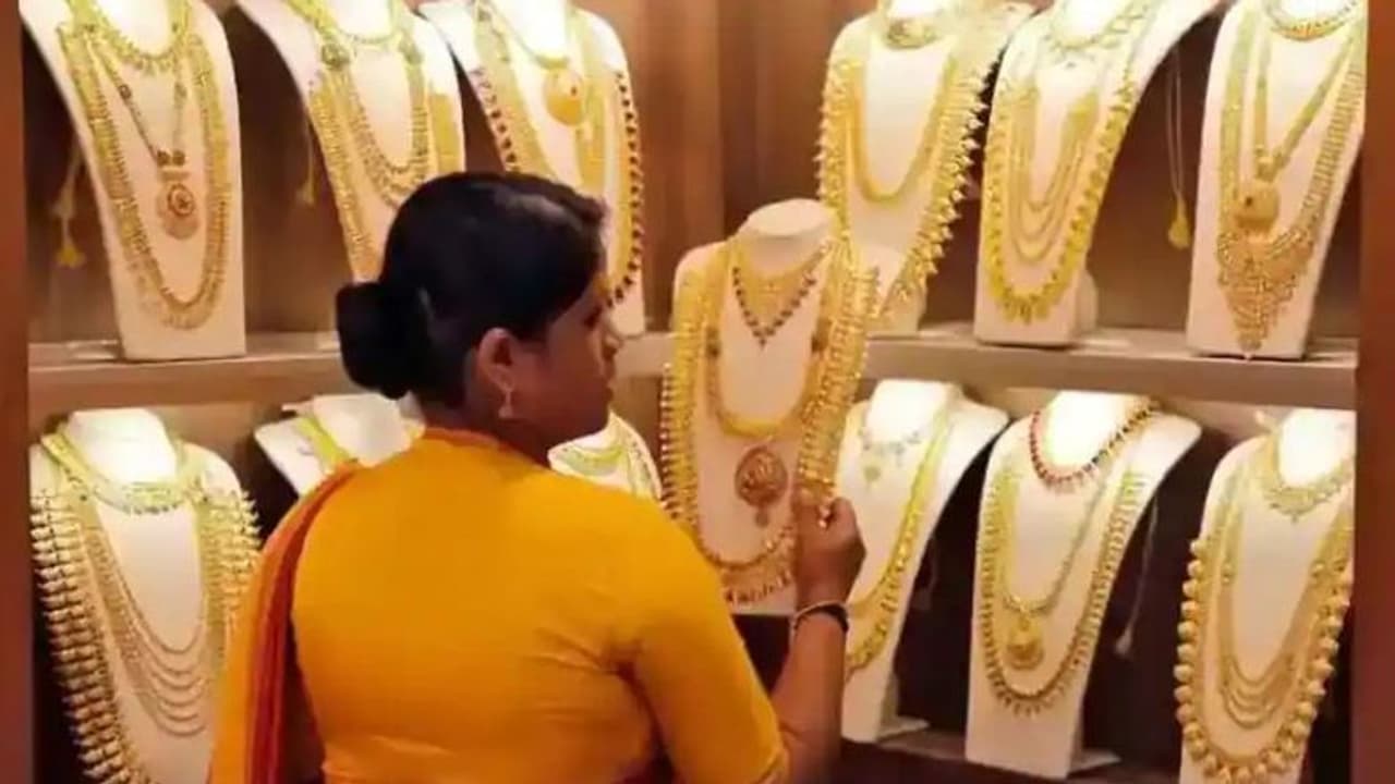Gold Price Today : ഇന്നത്തെ സ്വർണ വിലയിൽ നേരിയ വർധന Gold Price Today : ഇന്നത്തെ സ്വർണ വിലയിൽ നേരിയ വർധന