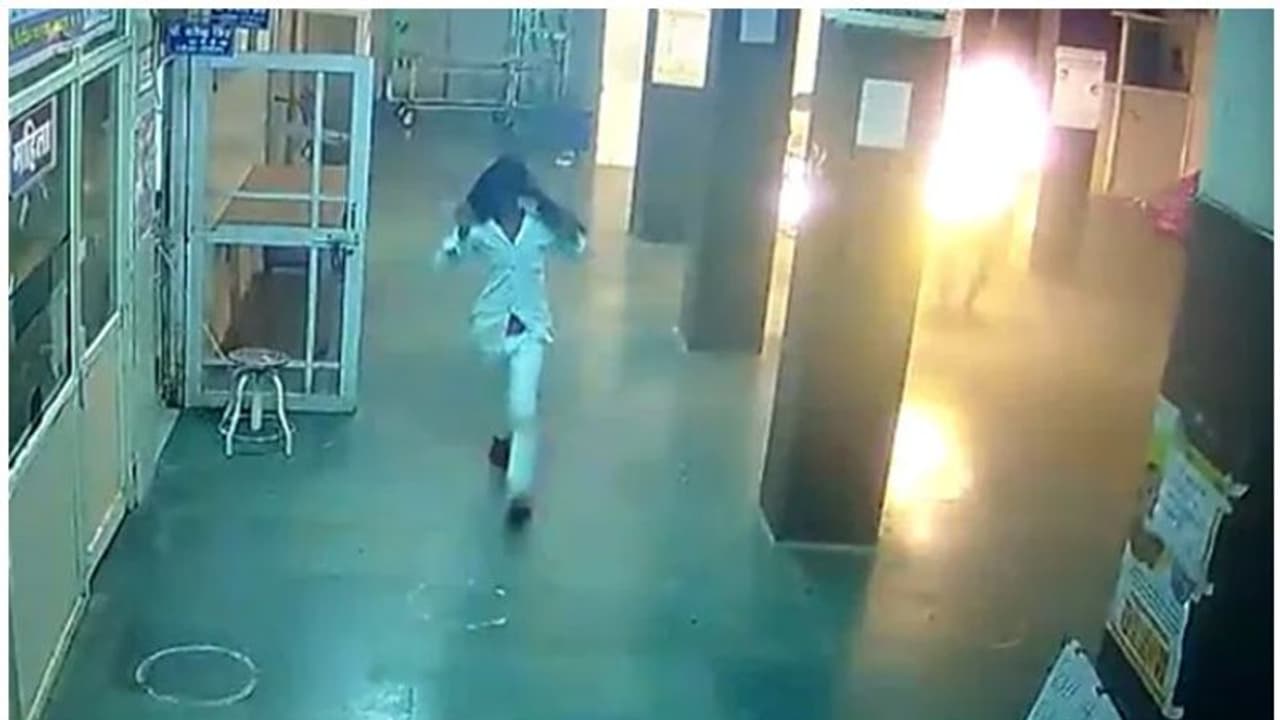 ആക്രമിച്ചു പരിക്കേല്പ്പിച്ചതിന് പിന്നാലെ അക്രമി ആശുപത്രിയിലെത്തി തീകൊളുത്തി; യുവാവ് ഗുരുതരാവസ്ഥയില് ആക്രമിച്ചു പരിക്കേല്പ്പിച്ചതിന് പിന്നാലെ അക്രമി ആശുപത്രിയിലെത്തി തീകൊളുത്തി; യുവാവ് ഗുരുതരാവസ്ഥയില്