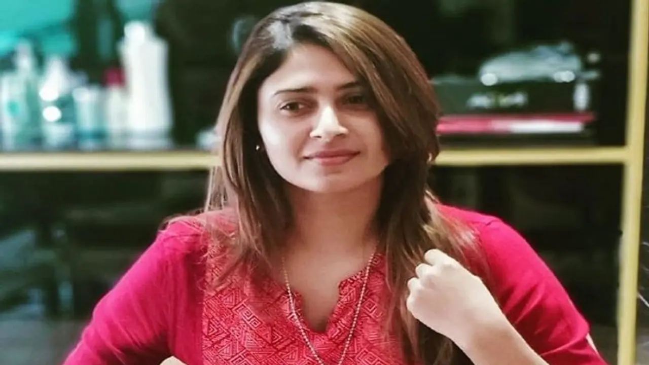 എട്ട് മണിക്കൂർ ചോദ്യം ചെയ്ത് വിട്ടയച്ചതിന് പിന്നാലെ ഐഷ സുൽത്താനക്ക് വീണ്ടും നോട്ടീസ്, നാളെയും ഹാജരാകണം എട്ട് മണിക്കൂർ ചോദ്യം ചെയ്ത് വിട്ടയച്ചതിന് പിന്നാലെ ഐഷ സുൽത്താനക്ക് വീണ്ടും നോട്ടീസ്, നാളെയും ഹാജരാകണം