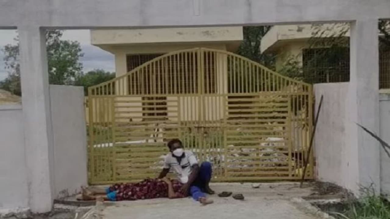 దారుణం : కరోనా మృతదేహాన్ని స్మశానంలోకి రానివ్వని గ్రామస్తులు.. చివరికి.. (వీడియో) దారుణం : కరోనా మృతదేహాన్ని స్మశానంలోకి రానివ్వని గ్రామస్తులు.. చివరికి.. (వీడియో)