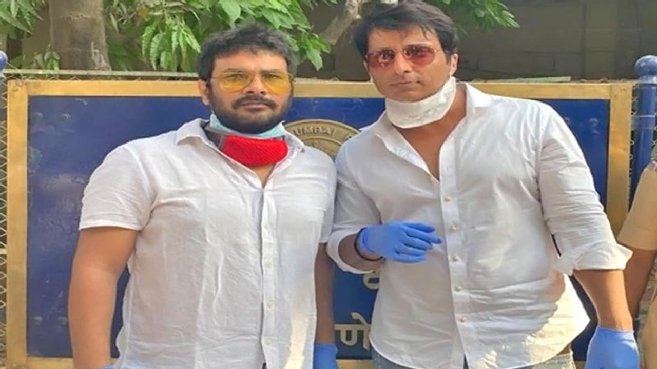 सोनू सूद से प्रेरणा लेकर फिल्म मेकर अजय धामा कोरोना महामारी में कर रहे जरूरतमंद लोगों की मदद सोनू सूद से प्रेरणा लेकर फिल्म मेकर अजय धामा कोरोना महामारी में कर रहे जरूरतमंद लोगों की मदद