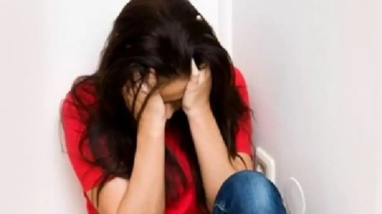 हे भगवान ये कैसा पिता: 9 साल से बेटी के साथ पत्नी के सामने कर रहा था रेप, मासूम की पढ़ाई तक छुड़वा दी