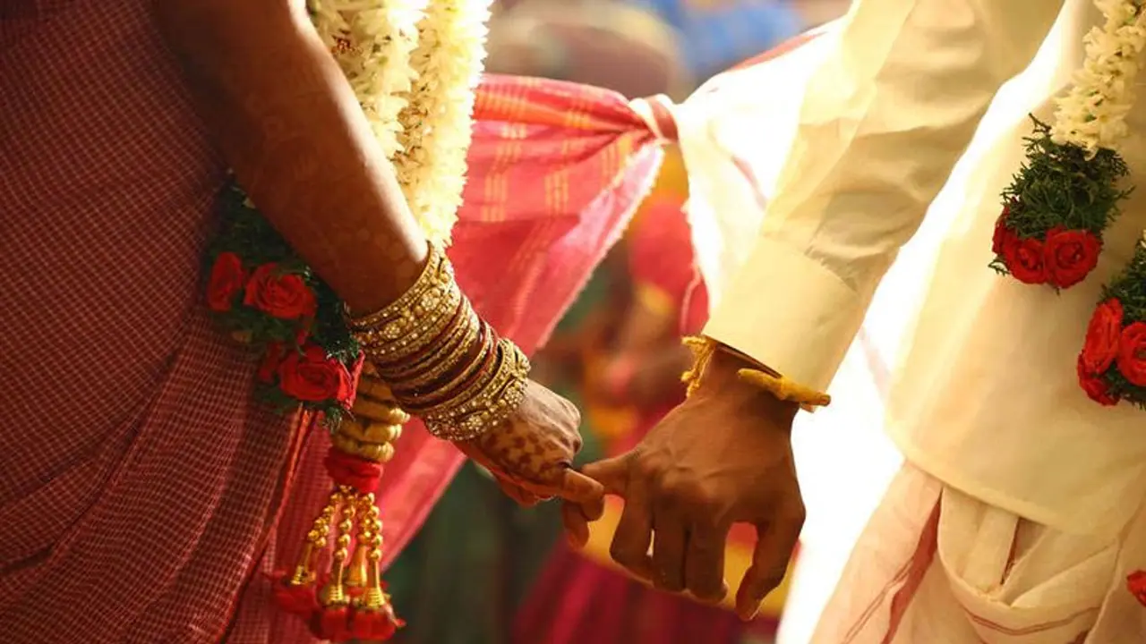 ಅನಾಥ ಅಪ್ರಾಪ್ತೆಯರ ಜೊತೆ ಮದುವೆಯಾದ ಯುವಕರು