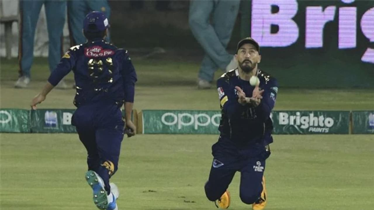 Watch Faf du Plessis suffer concussion during PSL clash Watch Faf du Plessis suffer concussion during PSL clash