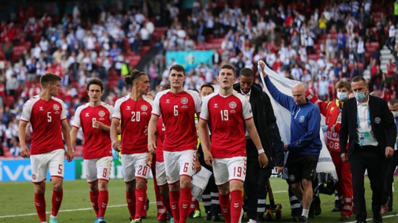 ഫുട്ബോളിന് അതിര്‍ത്തികളില്ല; എറിക്‌സണ് മറതീര്‍ക്കാന്‍ പതാക നല്‍കി ഫിന്‍ലന്‍ഡ് ആരാധകര്‍