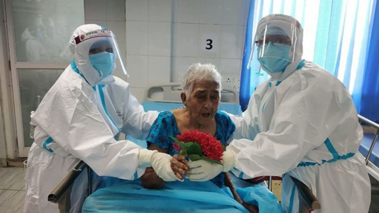 Good News: 95 साल की नंदारानी आचार्या ने कोरोना को हराया, 25 दिनों के संघर्ष के बाद पहुंची घर Good News: 95 साल की नंदारानी आचार्या ने कोरोना को हराया, 25 दिनों के संघर्ष के बाद पहुंची घर