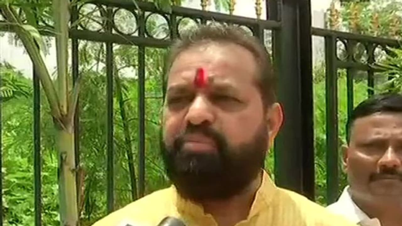 MLA ने ठेकेदार को बहते पानी वाले सड़क पर बैठा कूड़ा डलवाया, नाला सफाई नहीं कराया था ठेकेदार MLA ने ठेकेदार को बहते पानी वाले सड़क पर बैठा कूड़ा डलवाया, नाला सफाई नहीं कराया था ठेकेदार