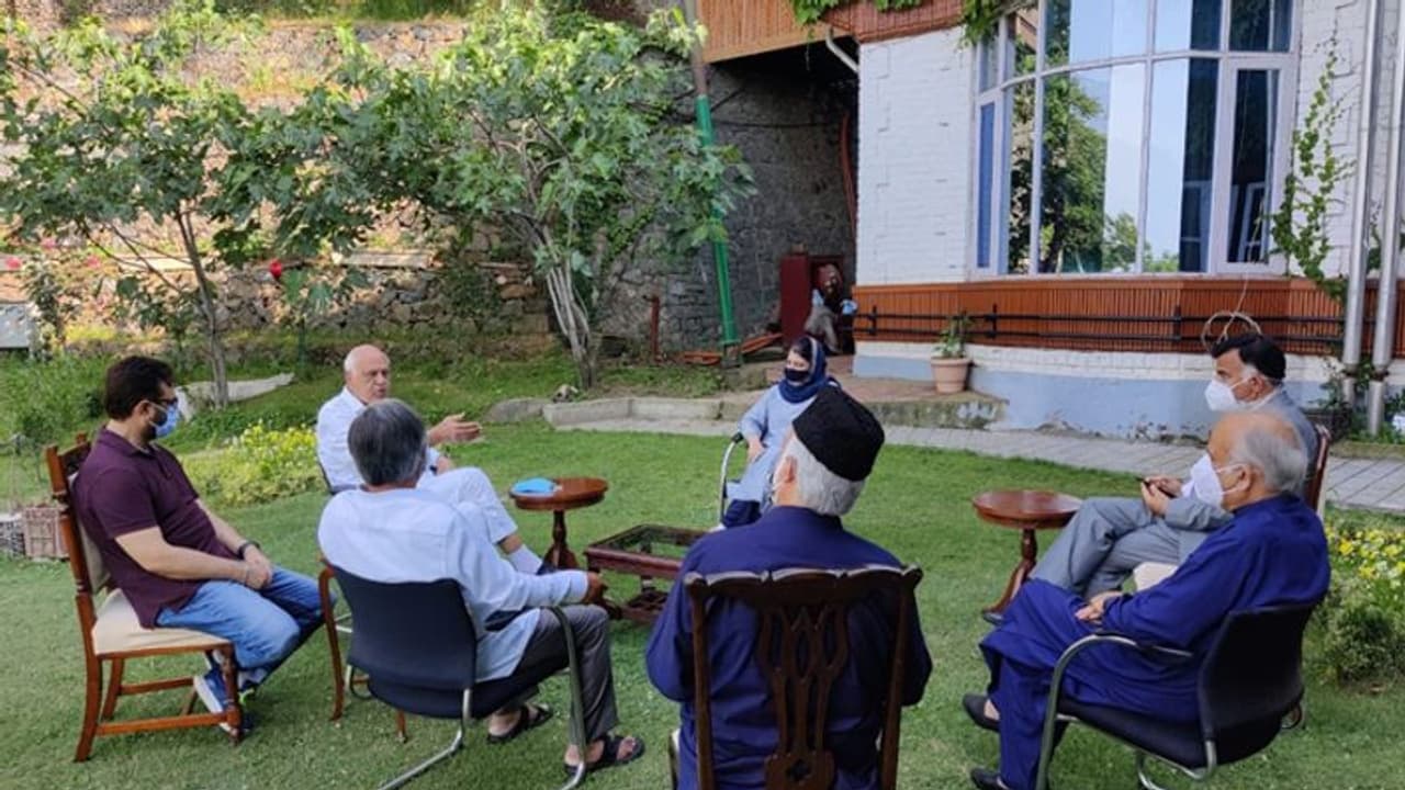 जम्मू कश्मीर: राजनीतिक दलों से बातचीत की तैयारी में केंद्र; गुपकार भी होगा शामिल, चुनाव पर हो सकती है चर्चा जम्मू कश्मीर: राजनीतिक दलों से बातचीत की तैयारी में केंद्र; गुपकार भी होगा शामिल, चुनाव पर हो सकती है चर्चा