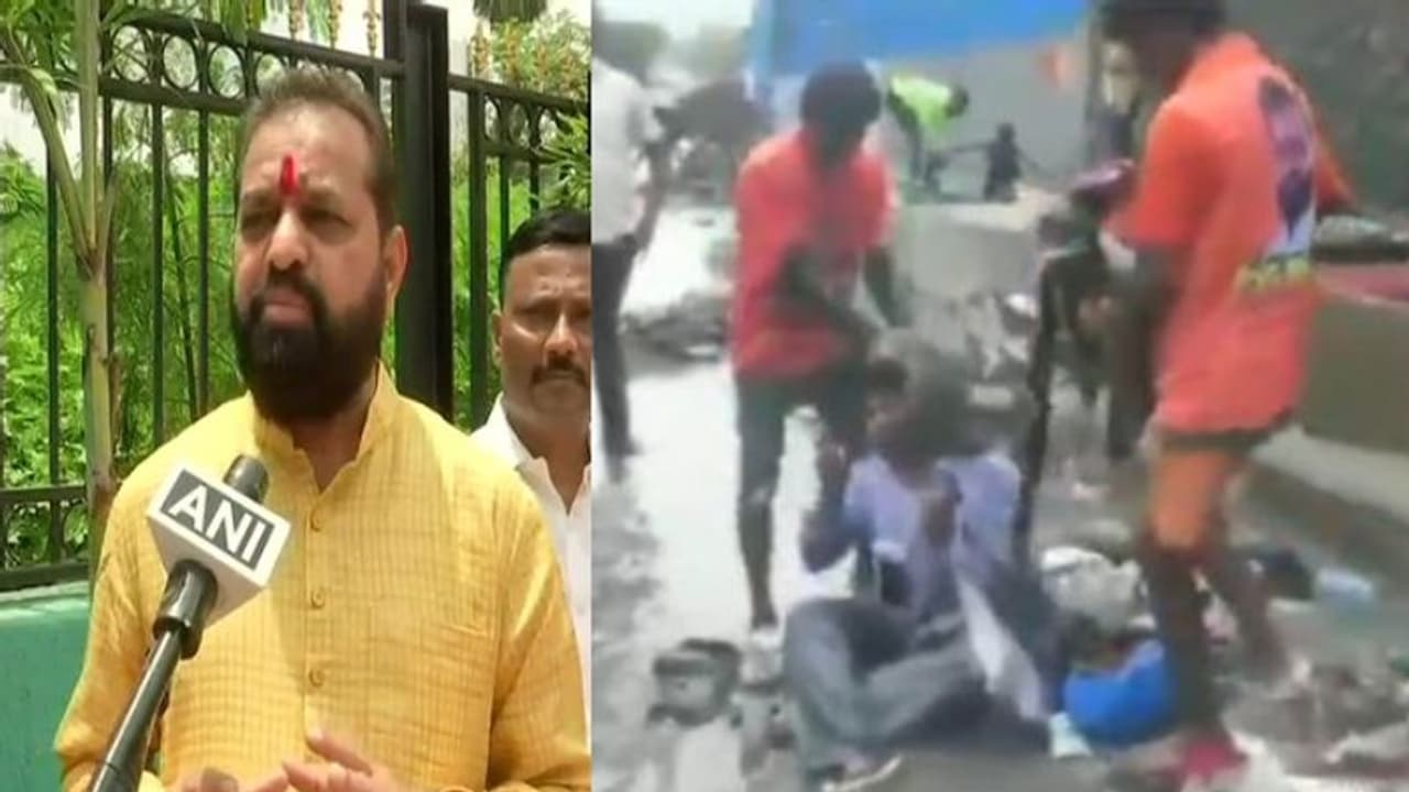 അഴുക്കുചാൽ വൃത്തിയാക്കുന്നതിൽ വീഴ്ച; കോൺട്രാക്ടറെ വെള്ളക്കെട്ടിലിരുത്തി മാലിന്യത്തില് കുളിപ്പിച്ച് എംഎല്എ അഴുക്കുചാൽ വൃത്തിയാക്കുന്നതിൽ വീഴ്ച; കോൺട്രാക്ടറെ വെള്ളക്കെട്ടിലിരുത്തി മാലിന്യത്തില് കുളിപ്പിച്ച് എംഎല്എ