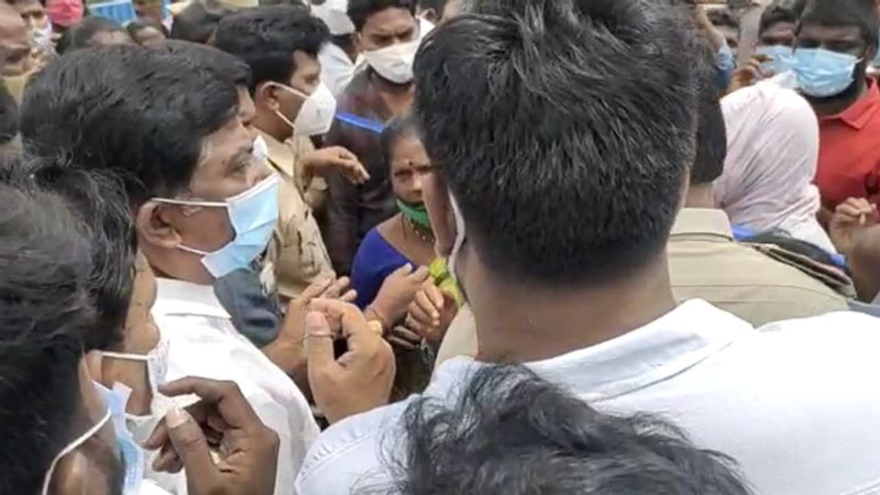 నెల్లూరు: వైసీపీ ఎమ్మెల్యేకు నిరసన సెగ.. పర్యటనను అడ్డుకున్న స్థానికులు (వీడియో) నెల్లూరు: వైసీపీ ఎమ్మెల్యేకు నిరసన సెగ.. పర్యటనను అడ్డుకున్న స్థానికులు (వీడియో)