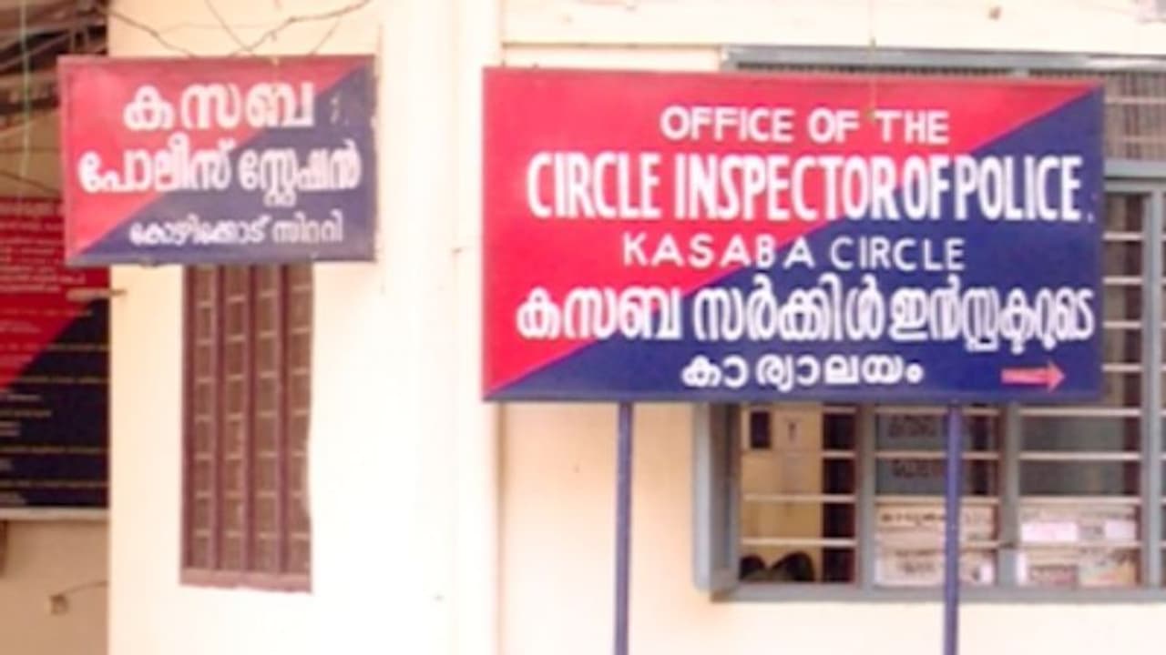 ഇതര സംസ്ഥാന തൊഴിലാളിയുടെ പണം തട്ടിയെടുത്ത് മലദ്വാരത്തിൽ ഒളിപ്പിച്ചു; പ്രതികൾ കോഴിക്കോട് പിടിയിൽ ഇതര സംസ്ഥാന തൊഴിലാളിയുടെ പണം തട്ടിയെടുത്ത് മലദ്വാരത്തിൽ ഒളിപ്പിച്ചു; പ്രതികൾ കോഴിക്കോട് പിടിയിൽ