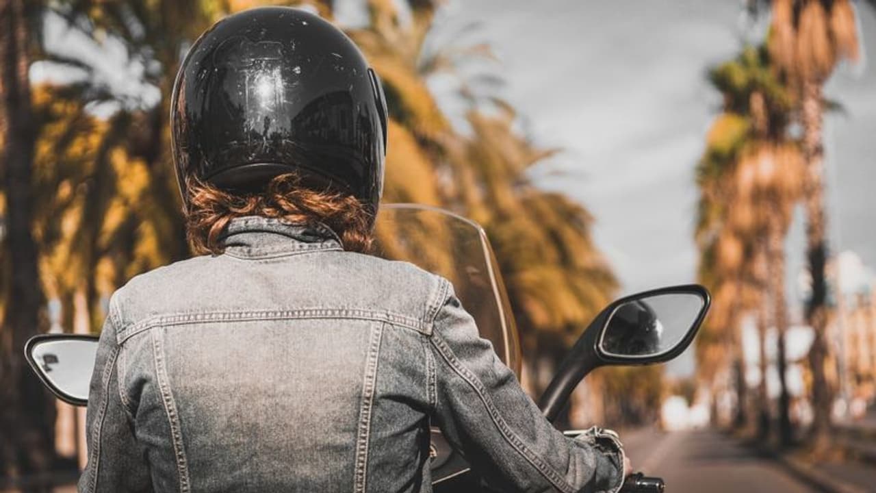 മഴയത്ത് ഇരുചക്രവാഹനങ്ങൾ ഓടിക്കുന്നവരുടെ ശ്രദ്ധയ്ക്ക്