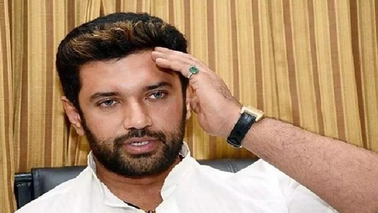 एलजेपी में बड़ी टूट: 5 सांसदों ने छोड़ा चिराग पासवान का साथ, चाचा ही भतीजे पर पड़े भारी एलजेपी में बड़ी टूट: 5 सांसदों ने छोड़ा चिराग पासवान का साथ, चाचा ही भतीजे पर पड़े भारी