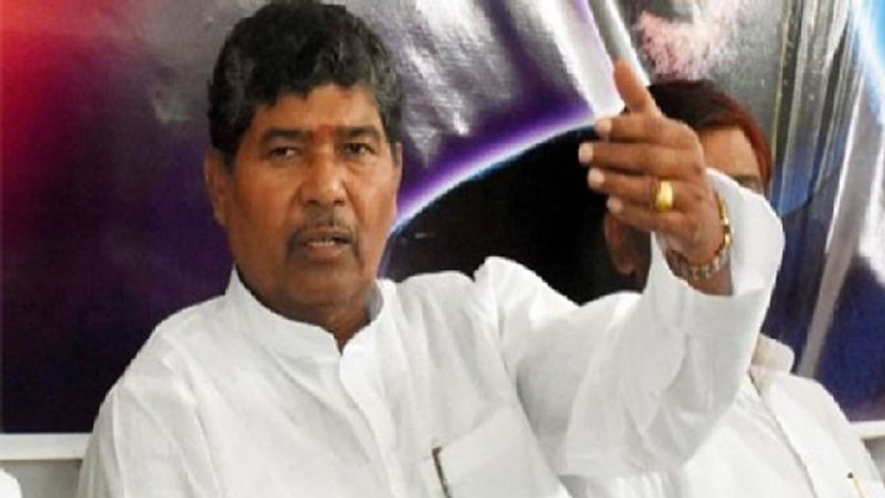 LJP में टूट के बाद बोले चिराग के चाचा पशुपति, 'मैंने पार्टी को बचाया..भतीजे से अलग होने की वजह भी बताई' LJP में टूट के बाद बोले चिराग के चाचा पशुपति, 'मैंने पार्टी को बचाया..भतीजे से अलग होने की वजह भी बताई'