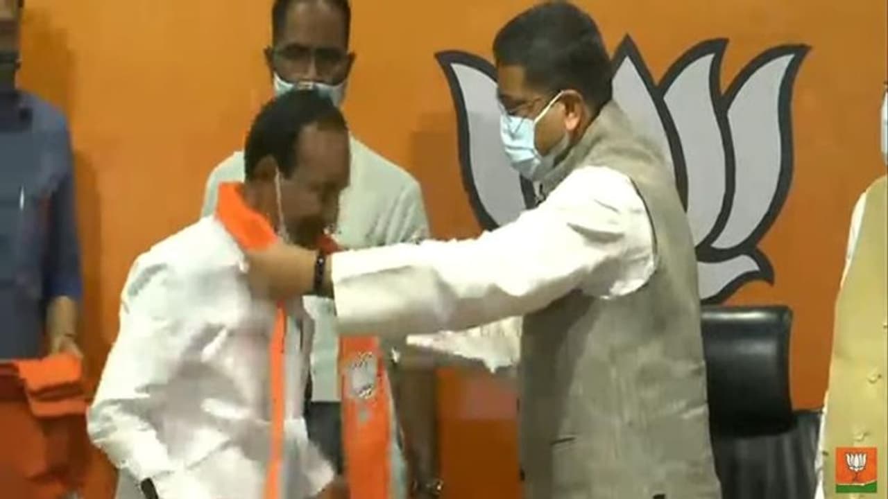 కేసీఆర్ది రాచరికపు ఫ్యూడల్ మనస్తత్వం: ఈటల కేసీఆర్ది రాచరికపు ఫ్యూడల్ మనస్తత్వం: ఈటల