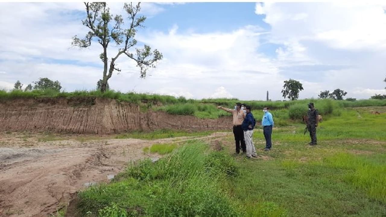 কুলিক নদীর বাঁধের ভিত ঝাঁঝরা করে চলছে মাটি কাটা, আসন্ন বর্ষায় বাঁধ ভেঙে প্লাবনের আশঙ্কা কুলিক নদীর বাঁধের ভিত ঝাঁঝরা করে চলছে মাটি কাটা, আসন্ন বর্ষায় বাঁধ ভেঙে প্লাবনের আশঙ্কা