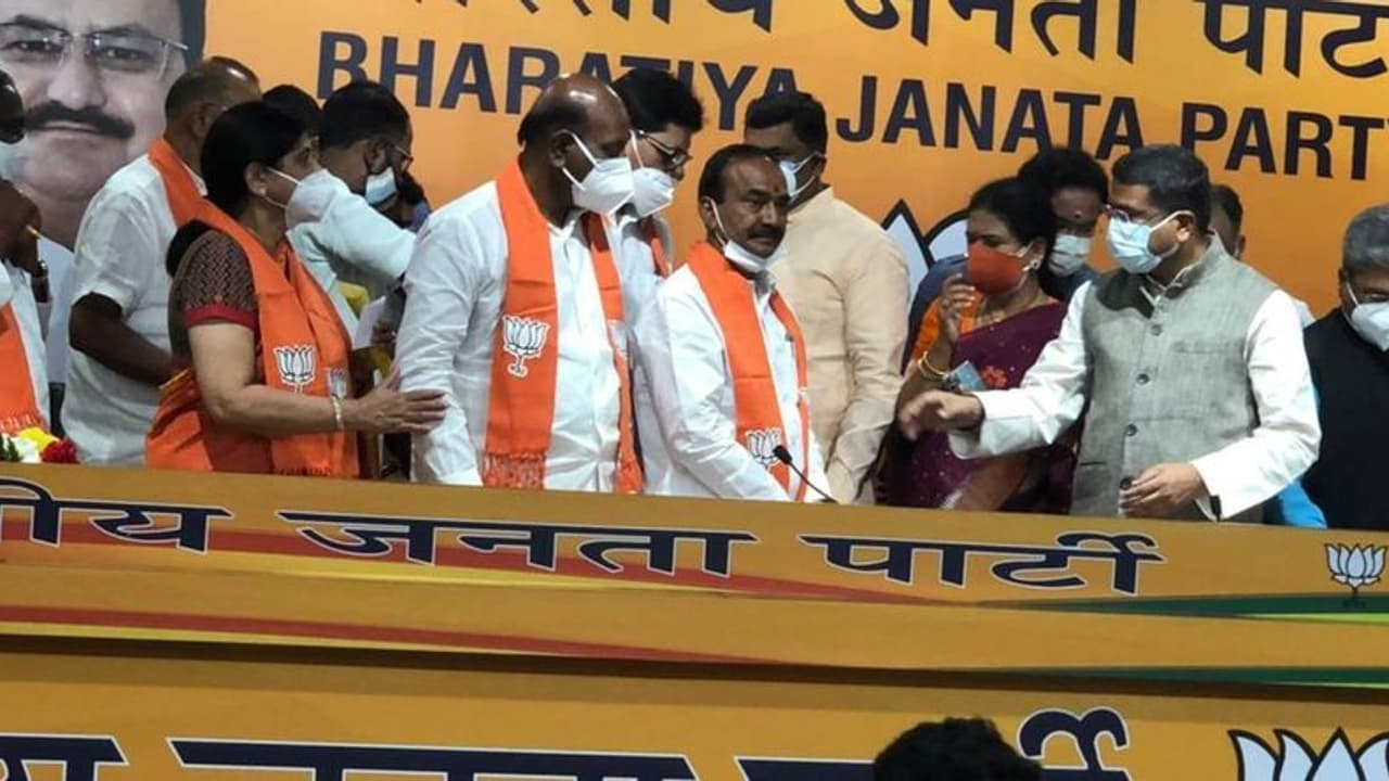 ഭൂമി കുംഭകോണ ആരോപണത്തെ തുടര്ന്ന് പുറത്താക്കപ്പെട്ട മുന് തെലങ്കാന മന്ത്രി ബിജെപിയില് ചേര്ന്നു ഭൂമി കുംഭകോണ ആരോപണത്തെ തുടര്ന്ന് പുറത്താക്കപ്പെട്ട മുന് തെലങ്കാന മന്ത്രി ബിജെപിയില് ചേര്ന്നു