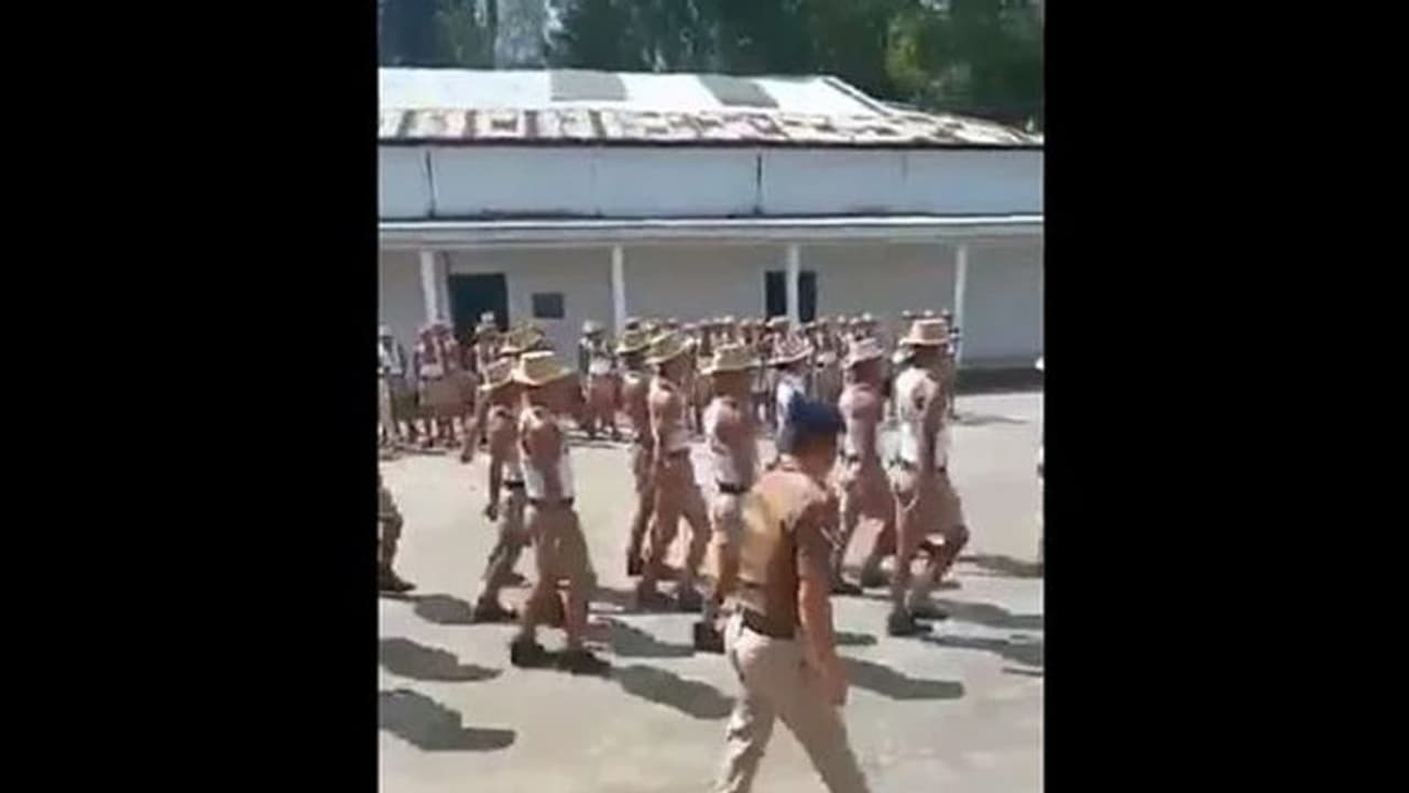 वायरल हुआ जवानों का वीडियो, 'ढल गया दिन हो गई शाम' गाने पर किया परेड वायरल हुआ जवानों का वीडियो, 'ढल गया दिन हो गई शाम' गाने पर किया परेड