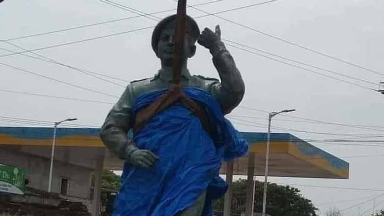 సూర్యాపేటలో కల్నల్ సంతోష్బాబు విగ్రహావిష్కరణ చేసిన మంత్రి కేటీఆర్ సూర్యాపేటలో కల్నల్ సంతోష్బాబు విగ్రహావిష్కరణ చేసిన మంత్రి కేటీఆర్