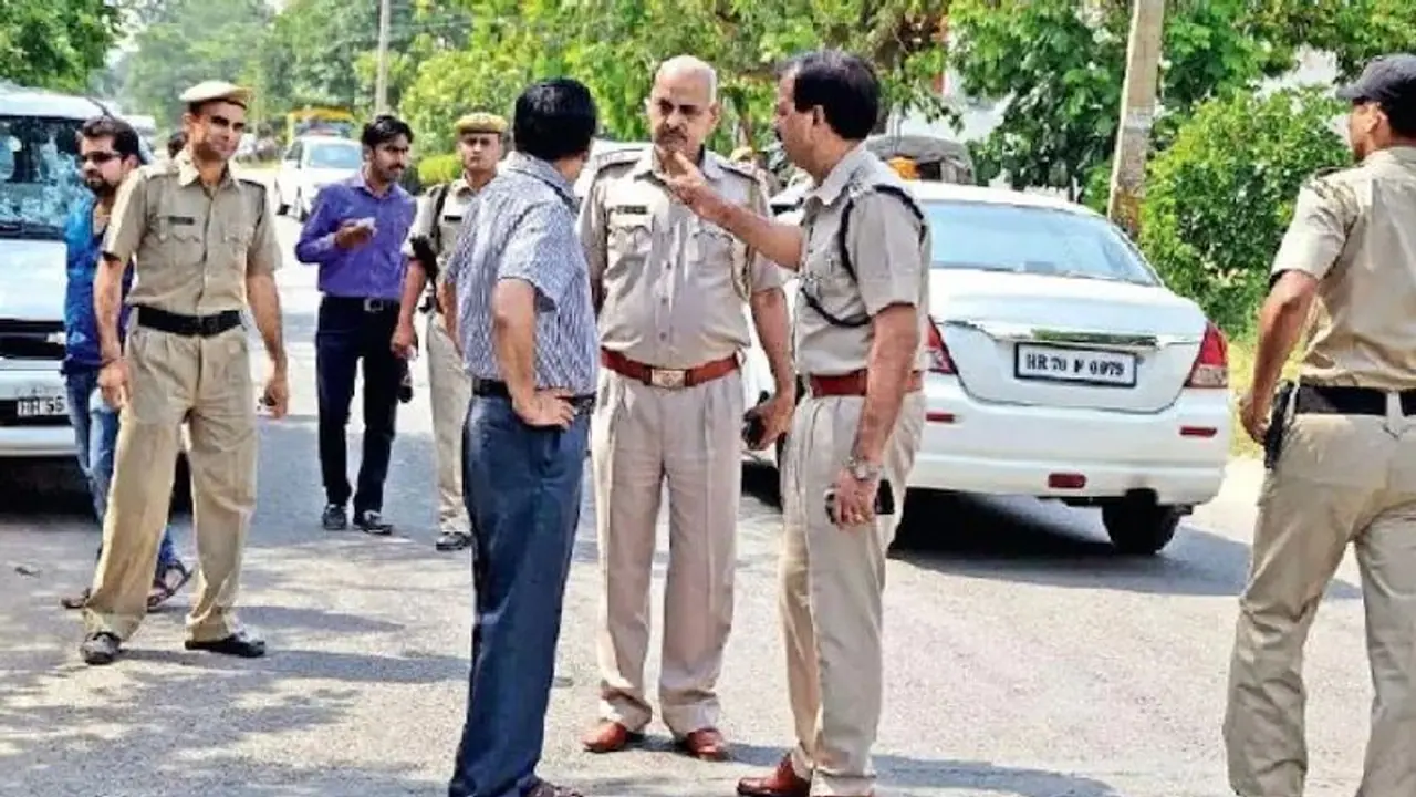 गजब दादागिरी: 3 सिपाहियों ने DSP को चौराहे पर जमकर पीटा, एक ने मारा चांटा तो दूसरे ने चबा ली उंगली गजब दादागिरी: 3 सिपाहियों ने DSP को चौराहे पर जमकर पीटा, एक ने मारा चांटा तो दूसरे ने चबा ली उंगली