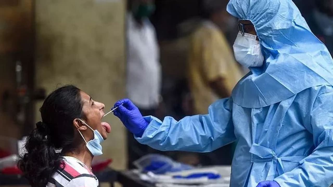 அடகடவுளே.. இந்தியாவில் வேகமாக பரவுகிறது Omicron BA 2 உருமாறிய வைரஸ்.. தலையில் அடித்துக் கொள்ளும் மருத்துவர்கள்