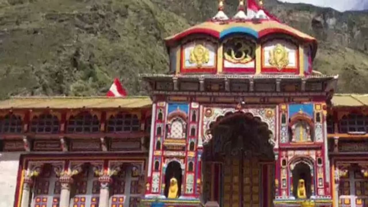 HC में मामला होने से चार धाम यात्रा की अनुमति कैंसल, अब 16 जून के बाद सरकार लेगी कोई फैसला HC में मामला होने से चार धाम यात्रा की अनुमति कैंसल, अब 16 जून के बाद सरकार लेगी कोई फैसला