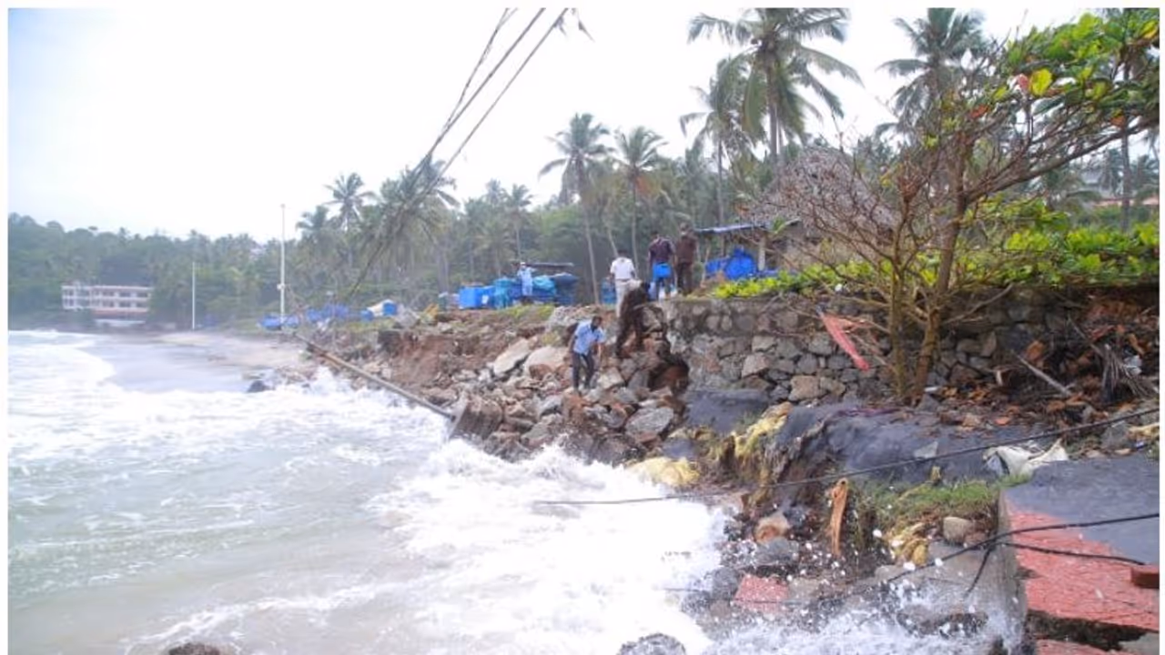 കനത്തമഴ: കോവളം ബീച്ചില് വന്നാശനഷ്ടം, നടപ്പാതയും സുരക്ഷാ ഭിത്തിയും തകര്ന്നു കനത്തമഴ: കോവളം ബീച്ചില് വന്നാശനഷ്ടം, നടപ്പാതയും സുരക്ഷാ ഭിത്തിയും തകര്ന്നു