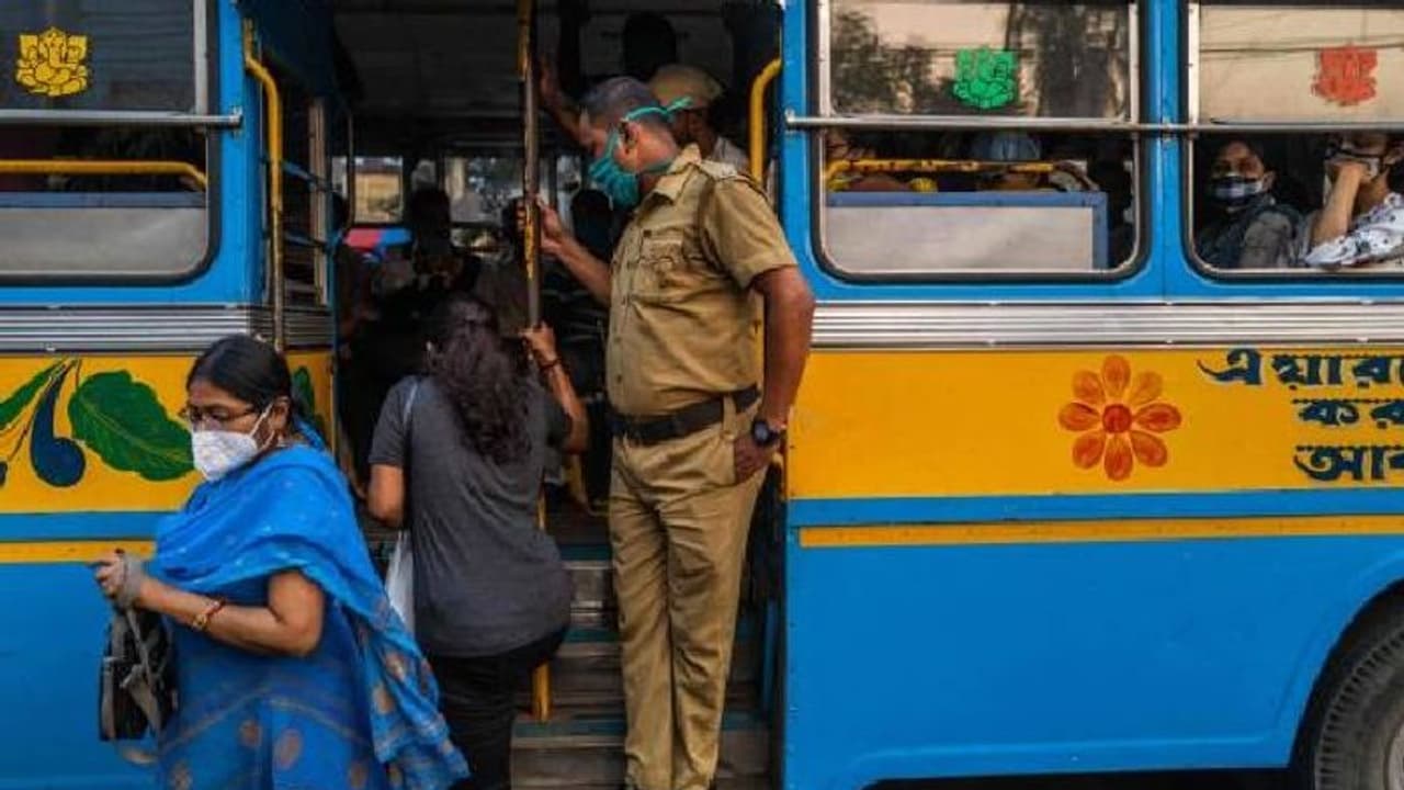 নিত্যযাত্রীদের জন্য সুখবর, শনিবার থেকে কলকাতার রাস্তায় নামছে বেসরকারি বাস নিত্যযাত্রীদের জন্য সুখবর, শনিবার থেকে কলকাতার রাস্তায় নামছে বেসরকারি বাস