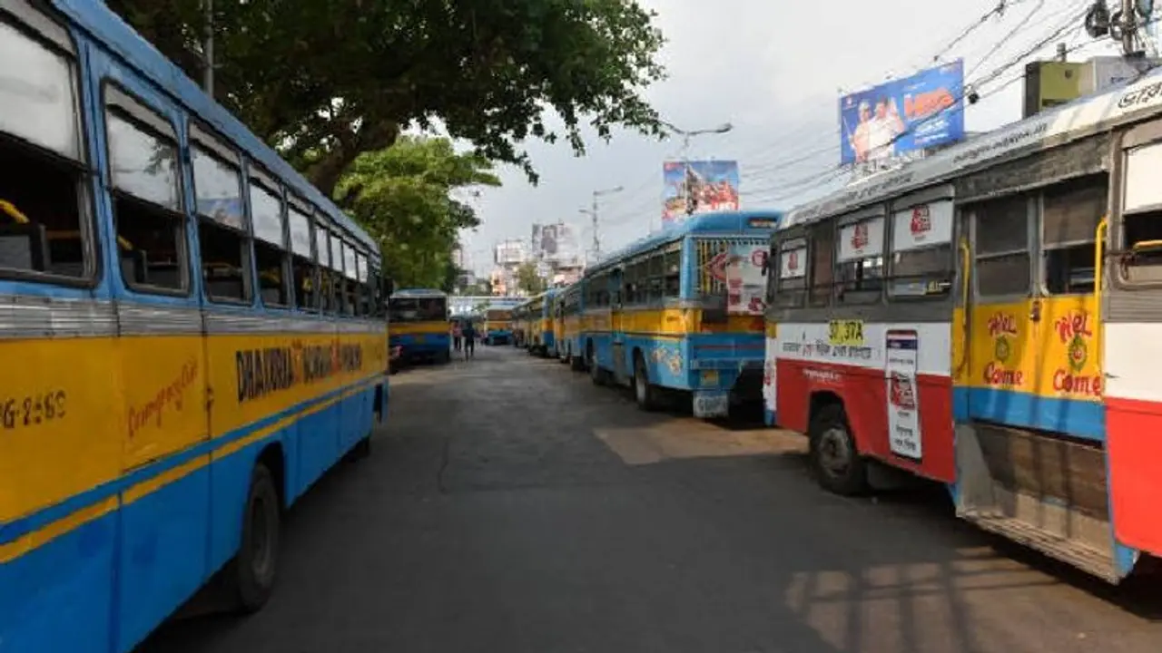 বুধবার থেকে কলকাতায় চালু হচ্ছে বাস পরিষেবা, বাসকর্মীদের হাজিরার নির্দেশ বুধবার থেকে কলকাতায় চালু হচ্ছে বাস পরিষেবা, বাসকর্মীদের হাজিরার নির্দেশ