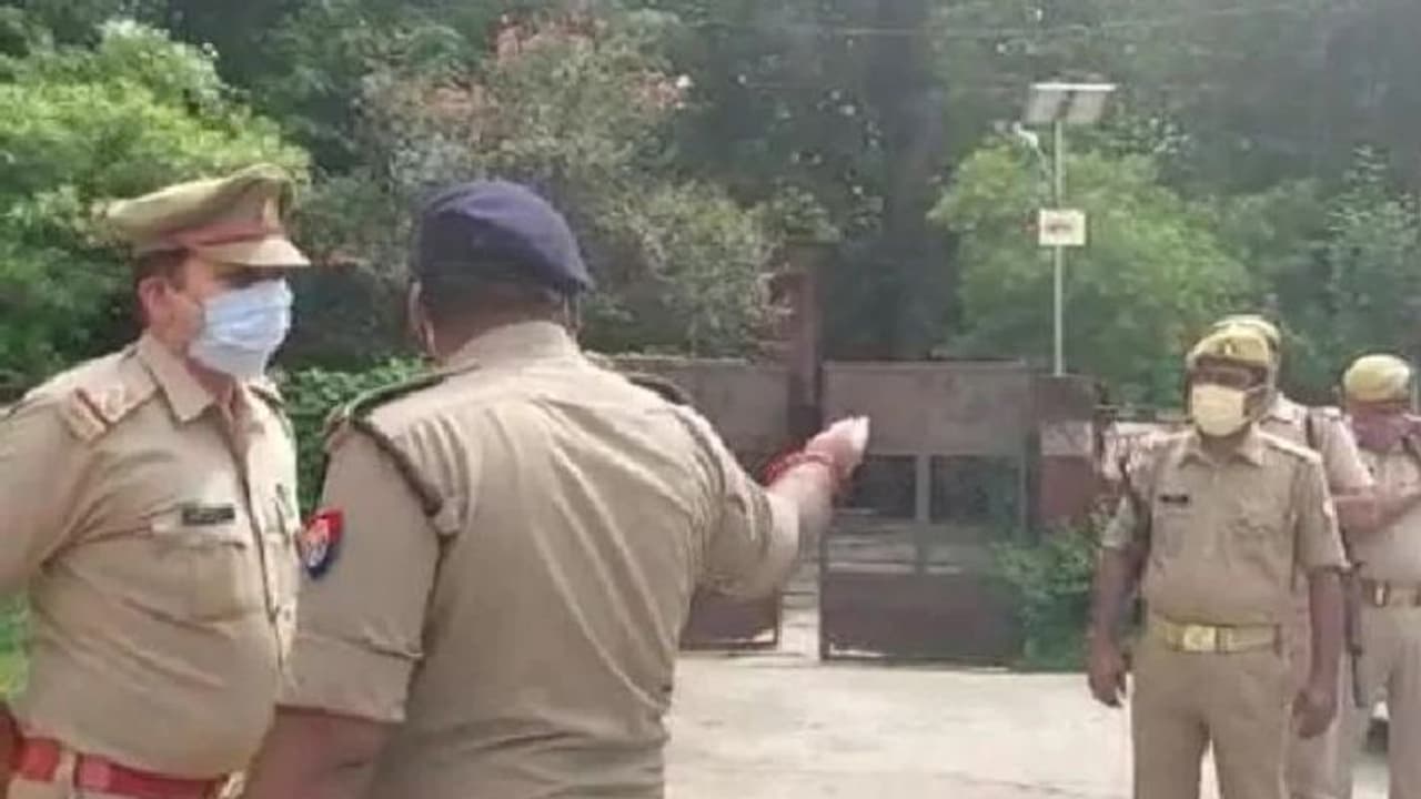 न कोई सेलिब्रिटी न नेता..झुग्गी में रहने वाले 2 महीने के बच्चे को 24 घंटे मिल रही है पुलिस की सुरक्षा न कोई सेलिब्रिटी न नेता..झुग्गी में रहने वाले 2 महीने के बच्चे को 24 घंटे मिल रही है पुलिस की सुरक्षा