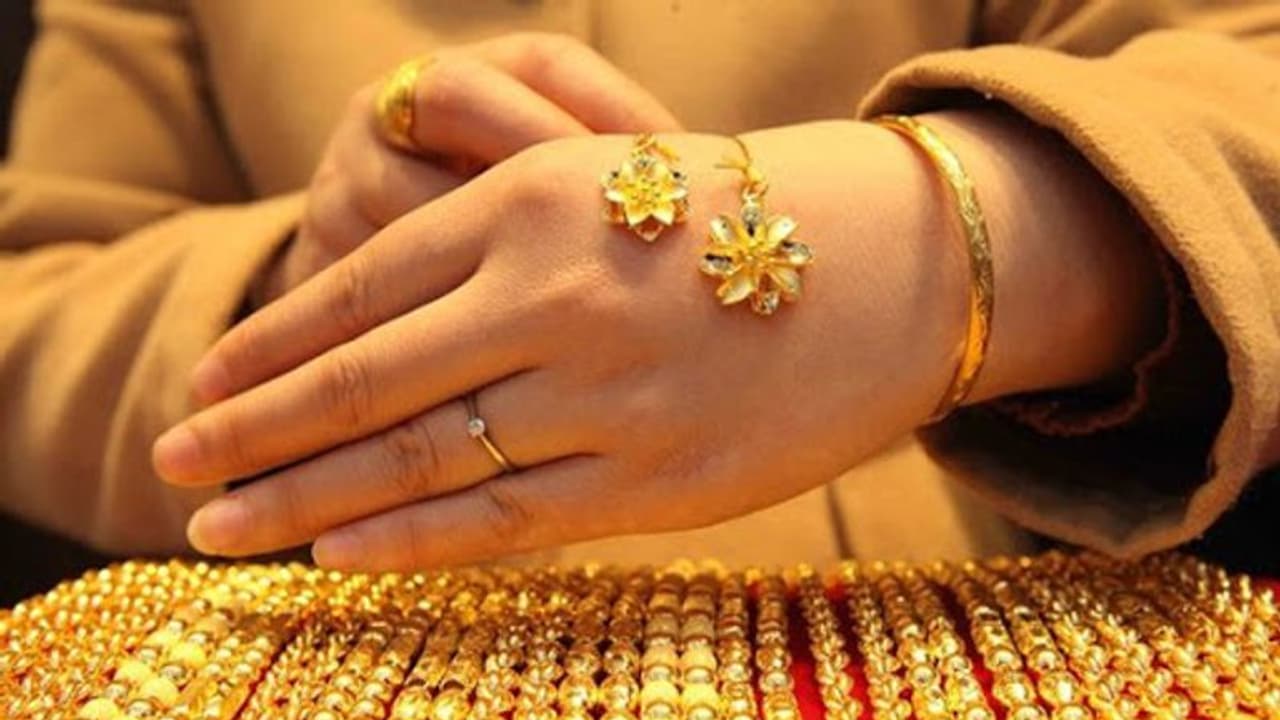 Gold Rate Today: വമ്പൻ ഇടിവിൽ സ്വർണം; വില കുത്തനെ താഴേക്ക് Gold Rate Today: വമ്പൻ ഇടിവിൽ സ്വർണം; വില കുത്തനെ താഴേക്ക്