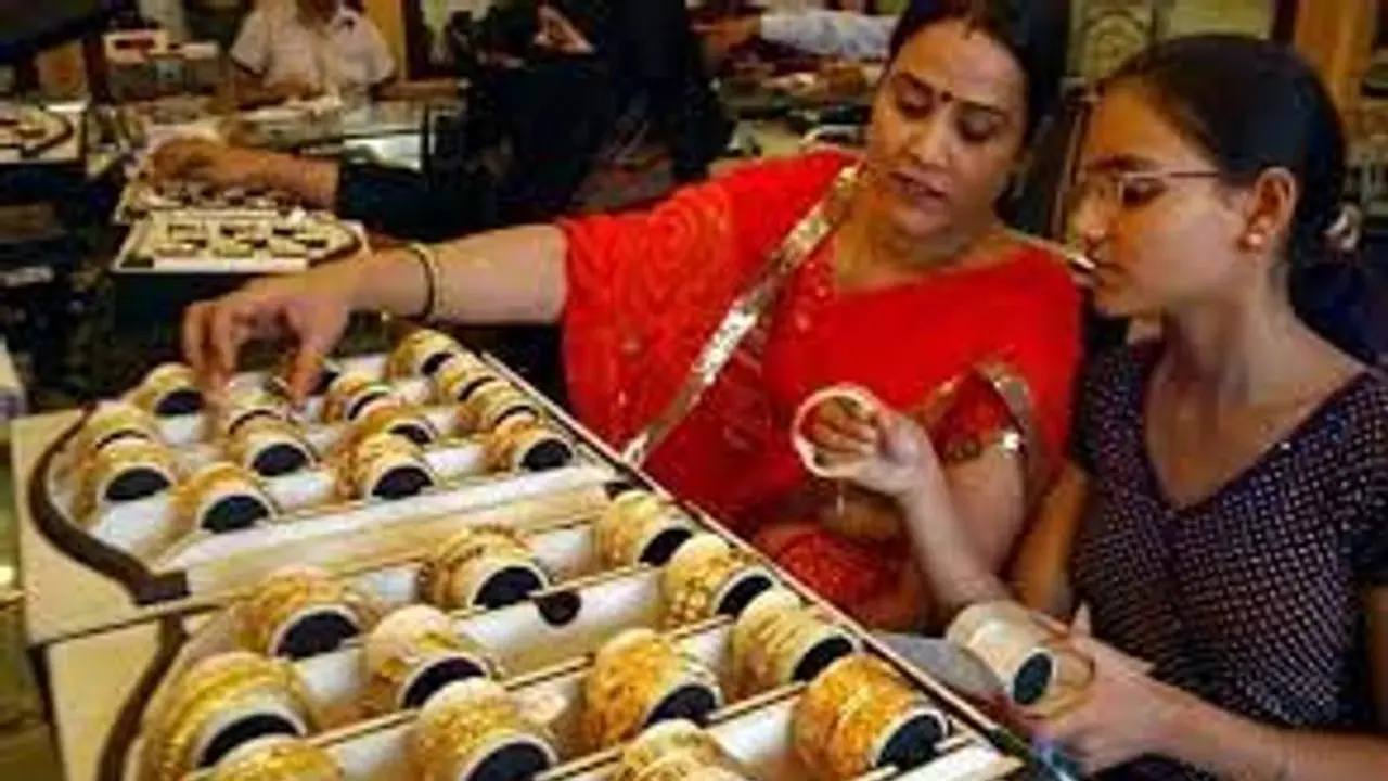 വമ്പൻ കുതിച്ചുചാട്ടം നടത്തി സ്വർണവില; വെള്ളിയുടെ വിലയും മുകളിലേക്ക്, ഞെട്ടി ഉപഭോക്താക്കൾ വമ്പൻ കുതിച്ചുചാട്ടം നടത്തി സ്വർണവില; വെള്ളിയുടെ വിലയും മുകളിലേക്ക്, ഞെട്ടി ഉപഭോക്താക്കൾ