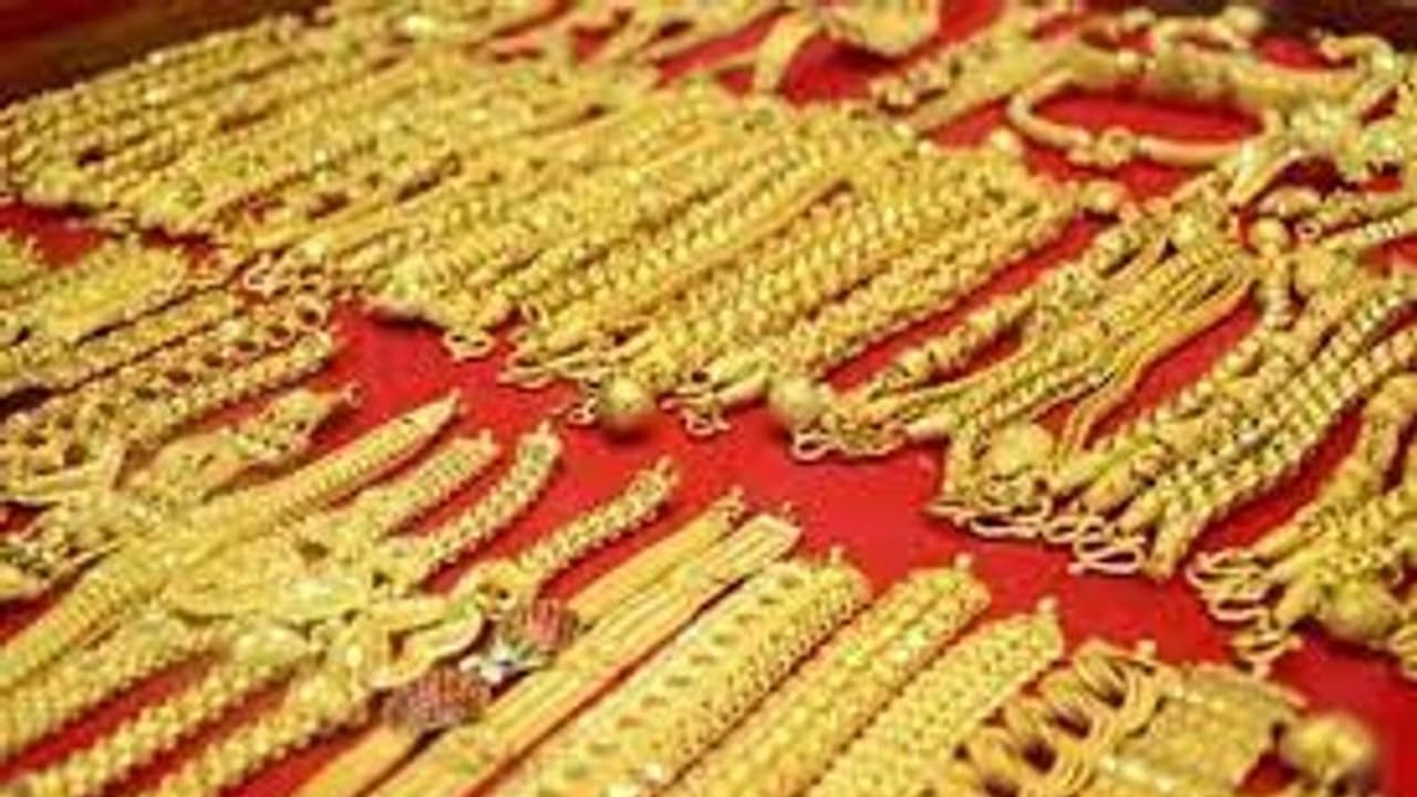 మెట్ పల్లిలో దొంగల భీభత్సం... భారీగా బంగారం, వెండి, నగదు ఛోరీ మెట్ పల్లిలో దొంగల భీభత్సం... భారీగా బంగారం, వెండి, నగదు ఛోరీ