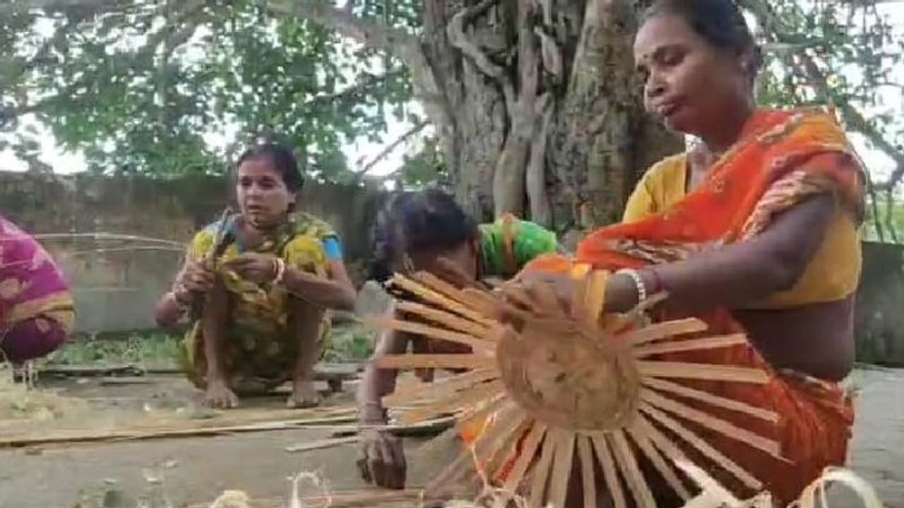 লকডাউনের ফের কাটিয়ে কি সুদিন ফিরবে, জামাইষষ্ঠীর বাজারের দিকে তাকিয়ে বাঁশ শিল্পীরা