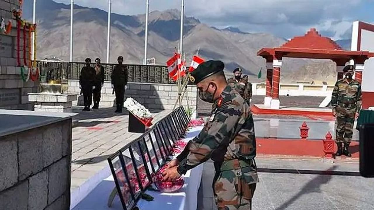 'వారి జీవితాల నుండి ఇన్స్పిరేషన్ పొందాలి': గాల్వన్ వ్యాలీ వీరజవాన్లకు సెల్యూట్ చేసిన ఎంపీ రాజీవ్ చంద్రశేఖర్ 'వారి జీవితాల నుండి ఇన్స్పిరేషన్ పొందాలి': గాల్వన్ వ్యాలీ వీరజవాన్లకు సెల్యూట్ చేసిన ఎంపీ రాజీవ్ చంద్రశేఖర్