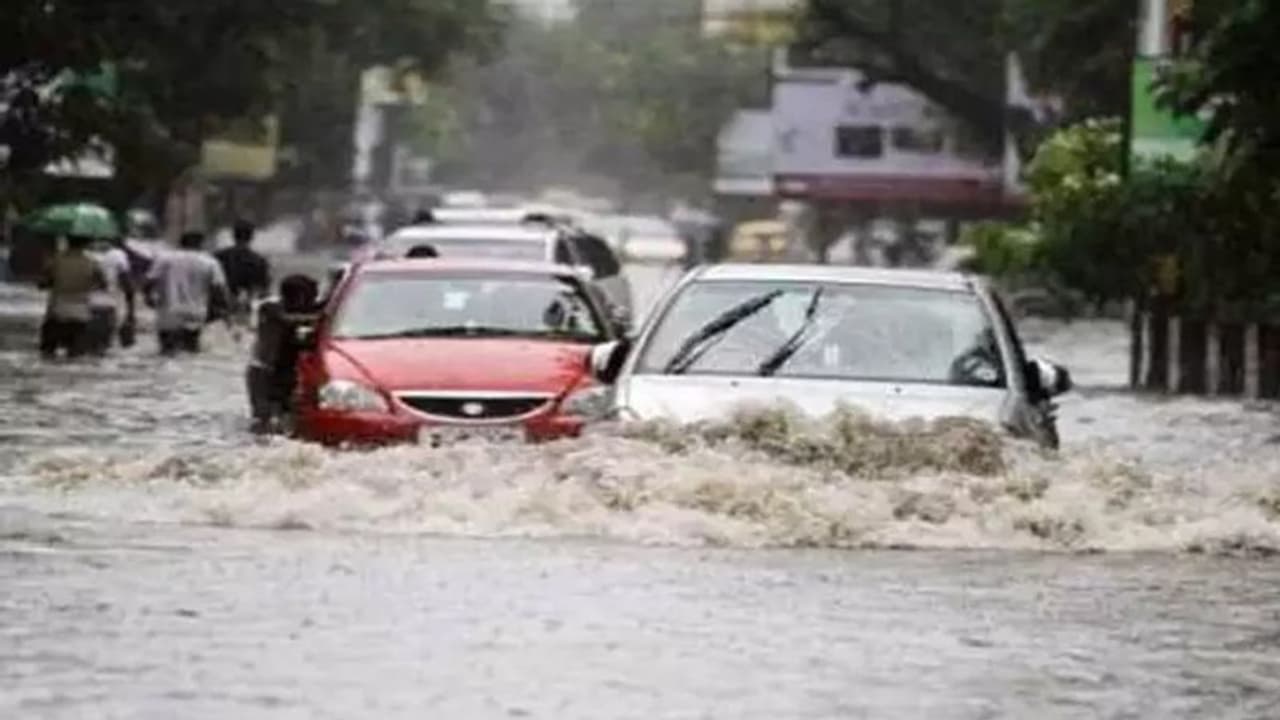 உங்கள் கார் மழையில் வெள்ளத்தில் மூழ்கி விட்டதா? பழைய நிலைக்கு கொண்டு வர இத செய்யுங்கள்..! உங்கள் கார் மழையில் வெள்ளத்தில் மூழ்கி விட்டதா? பழைய நிலைக்கு கொண்டு வர இத செய்யுங்கள்..!