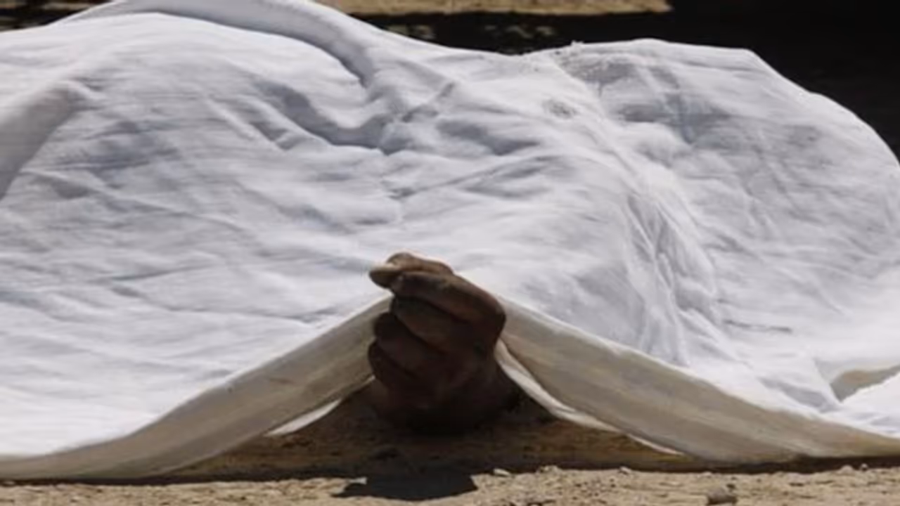 कोविड 19 वैक्सीन को लेकर परिवार के साथ हुई 21 साल के बेटे की बहस, इतना गुस्साया की ले ली खुद की जान कोविड 19 वैक्सीन को लेकर परिवार के साथ हुई 21 साल के बेटे की बहस, इतना गुस्साया की ले ली खुद की जान