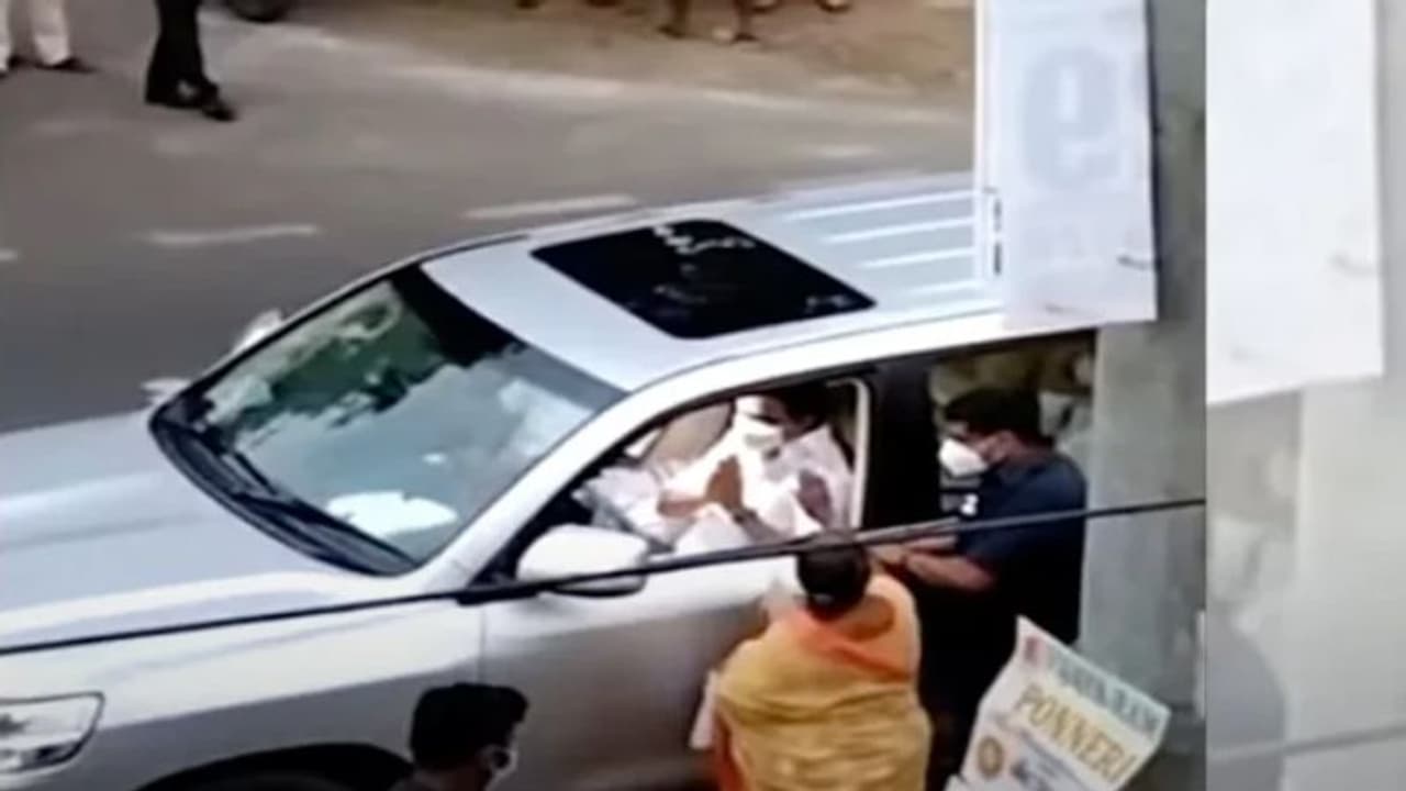 రోడ్డుపై కాన్వాయ్ పరుగులు.. చేతిలో అర్జితో వృద్ధురాలు, కారు ఆపి సమస్య తెలుసుకున్న స్టాలిన్ రోడ్డుపై కాన్వాయ్ పరుగులు.. చేతిలో అర్జితో వృద్ధురాలు, కారు ఆపి సమస్య తెలుసుకున్న స్టాలిన్