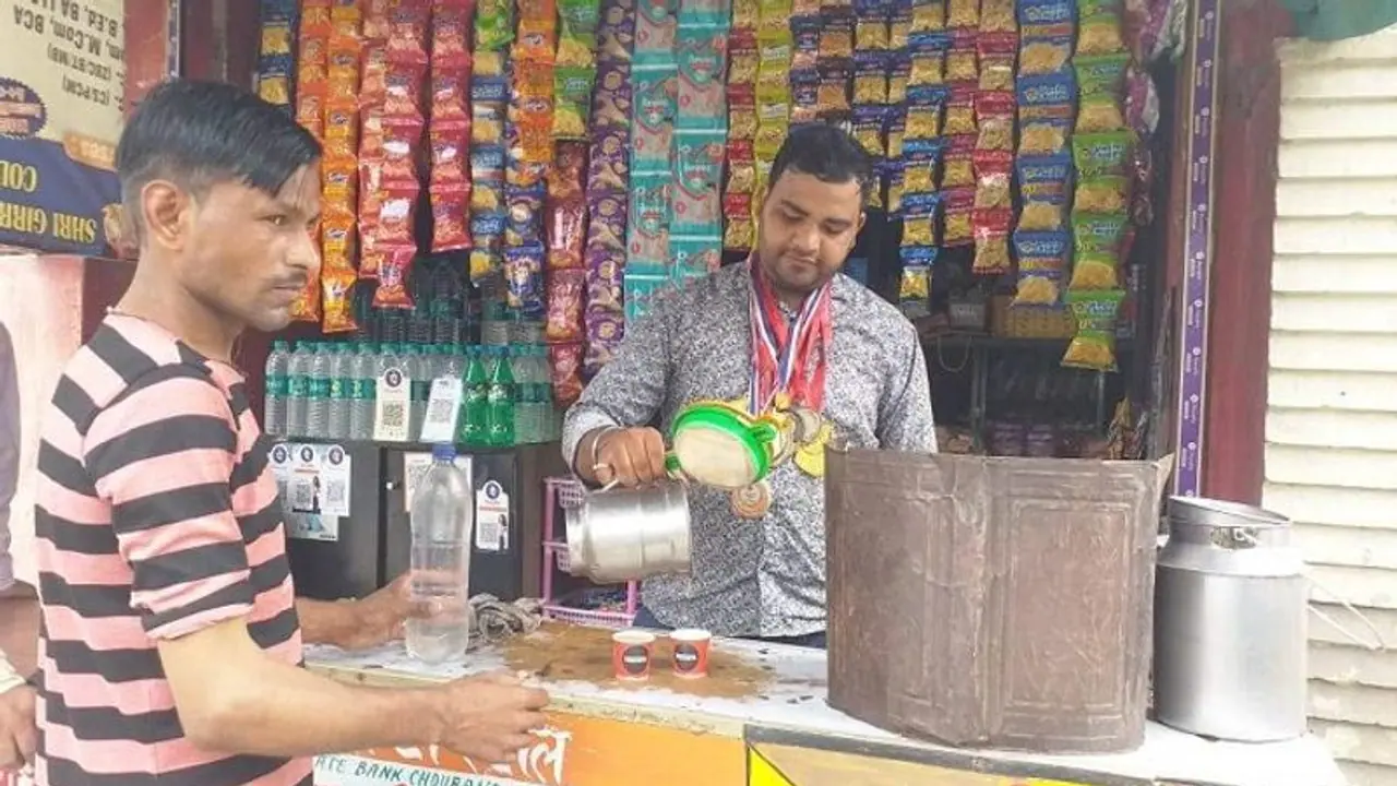 విషాదం : ఛాయ్ అమ్ముకుంటున్న కరాటే ప్రపంచ ఛాంపియన్.. ! విషాదం : ఛాయ్ అమ్ముకుంటున్న కరాటే ప్రపంచ ఛాంపియన్.. !