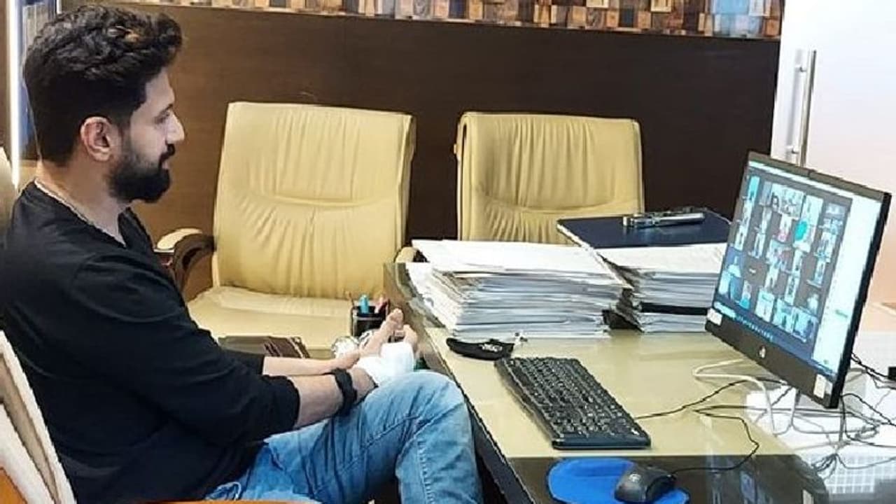 इधर चिराग ने चाचा समेत 5 सांसदों को पार्टी से बाहर किया, उधर पशुपति ने बना दिया LJP का नया अध्यक्ष इधर चिराग ने चाचा समेत 5 सांसदों को पार्टी से बाहर किया, उधर पशुपति ने बना दिया LJP का नया अध्यक्ष