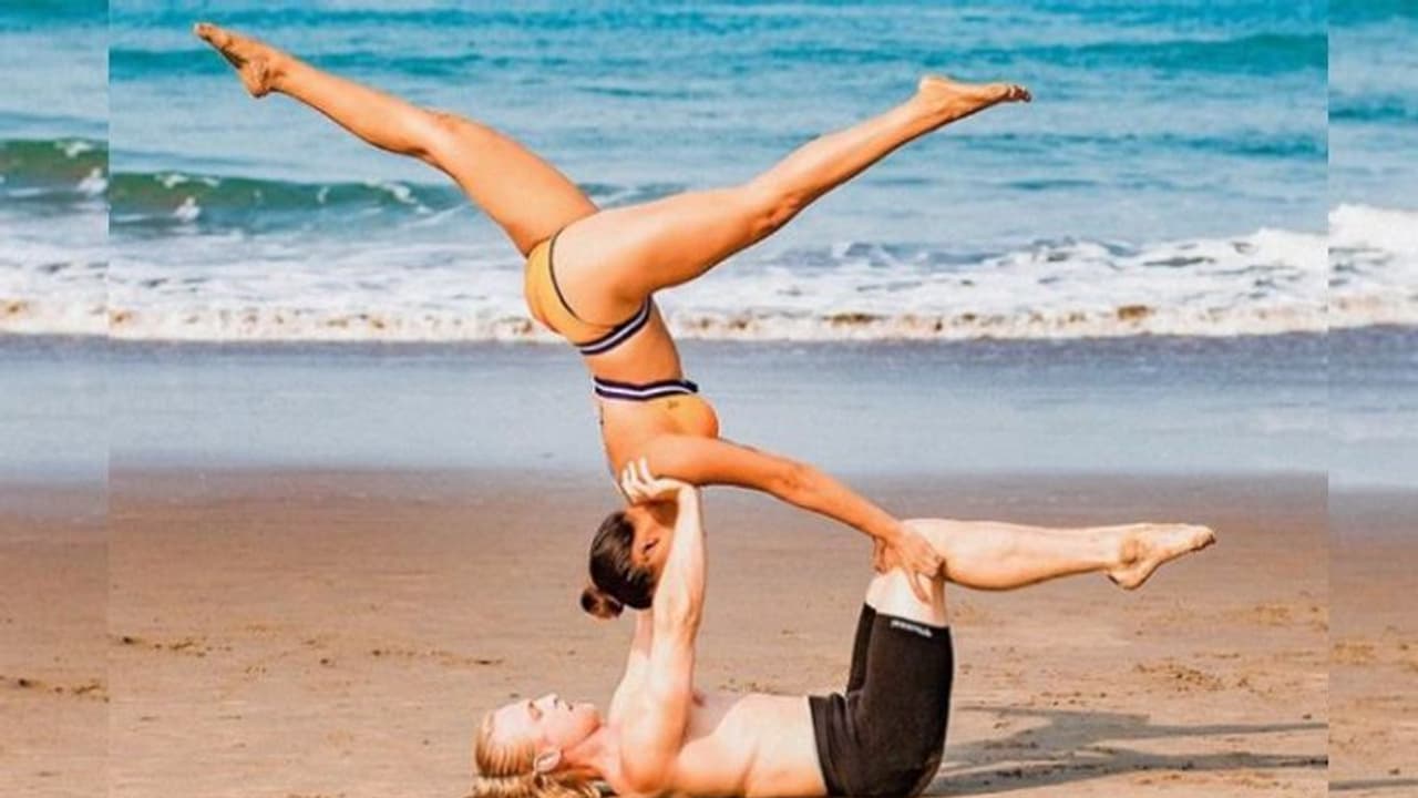 അവിശ്വസനീയമായ വഴക്കം ; യോഗ ചിത്രവുമായി നടിയും ഭര്‍ത്താവും