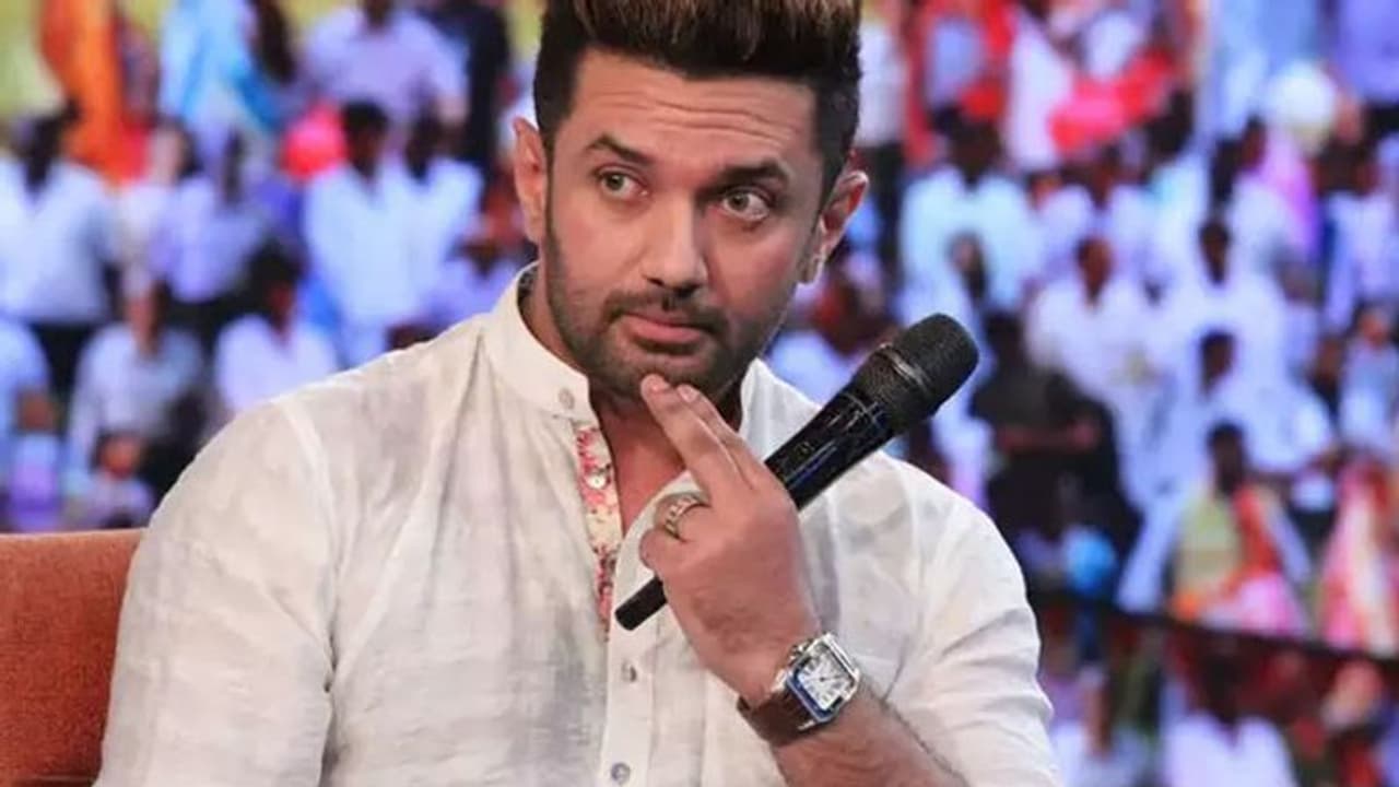 কাকাকে মন্ত্রী করায় চিরাগের নিশানায় নীতিশ কুমার, জেডিইউ ভাঙতে পারে বলে হুমকি কাকাকে মন্ত্রী করায় চিরাগের নিশানায় নীতিশ কুমার, জেডিইউ ভাঙতে পারে বলে হুমকি