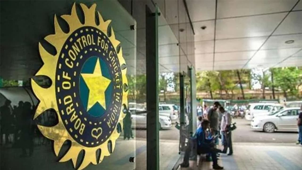 ఒలింపిక్ అసోసియేషన్కి రూ.10 కోట్ల సాయం ప్రకటించిన బీసీసీఐ... దేశీయ క్రికెటర్లకూ... ఒలింపిక్ అసోసియేషన్కి రూ.10 కోట్ల సాయం ప్రకటించిన బీసీసీఐ... దేశీయ క్రికెటర్లకూ...