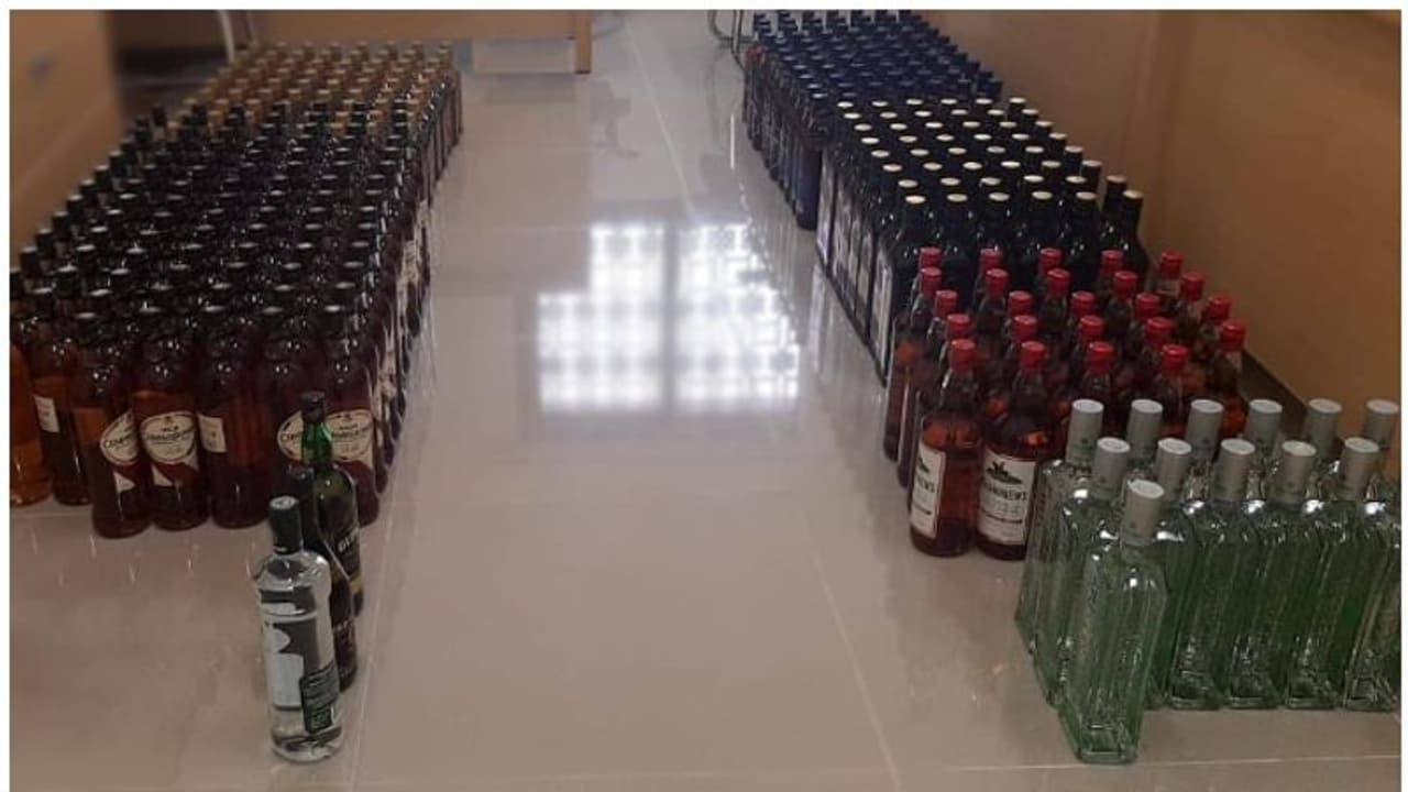 സ്വകാര്യ വാഹനത്തില് മദ്യം കടത്തി; ഒമാനില് പ്രവാസി അറസ്റ്റില് സ്വകാര്യ വാഹനത്തില് മദ്യം കടത്തി; ഒമാനില് പ്രവാസി അറസ്റ്റില്